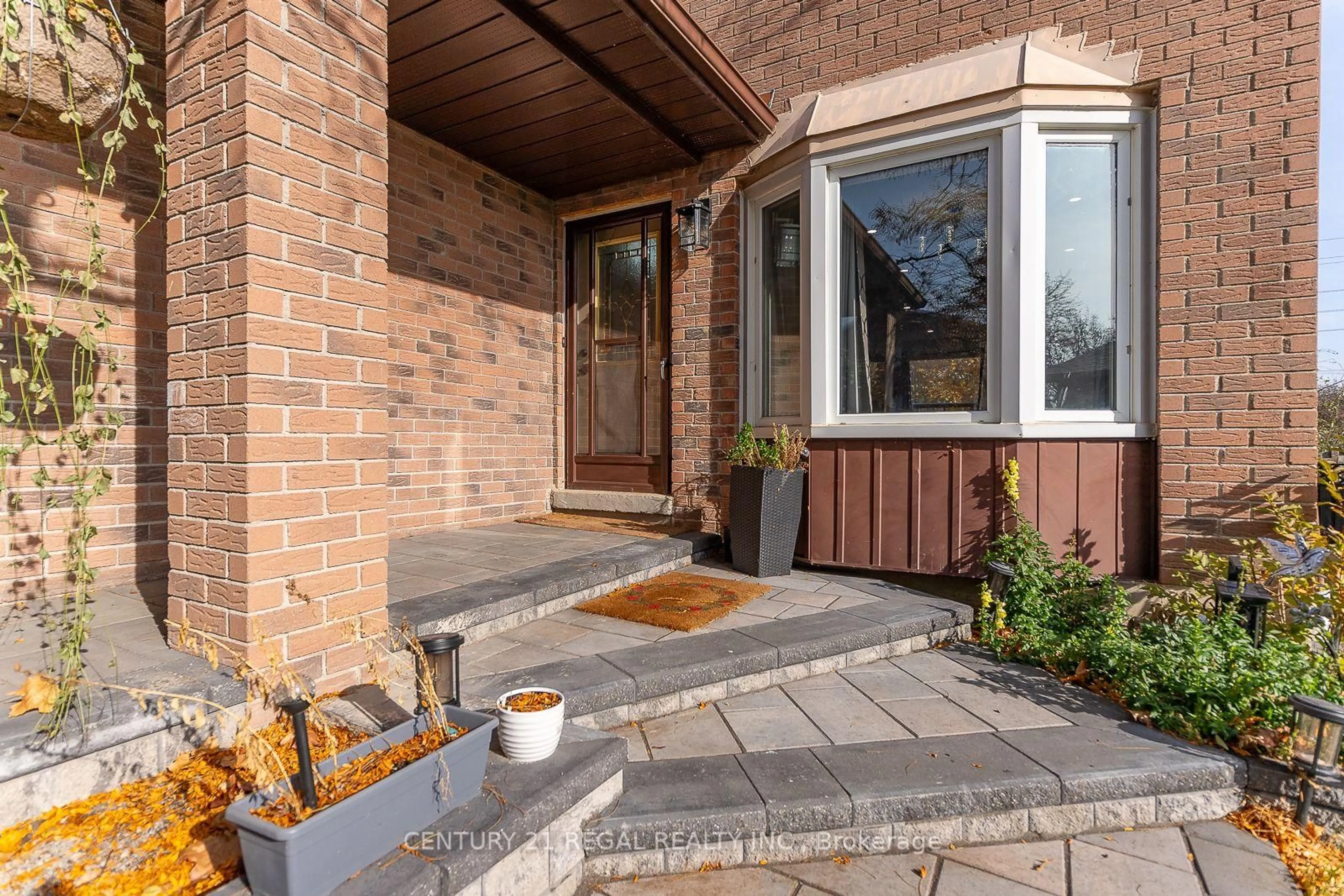 Home with brick exterior material, street for 28 Upland Dr, Whitby Ontario L1N 8H8