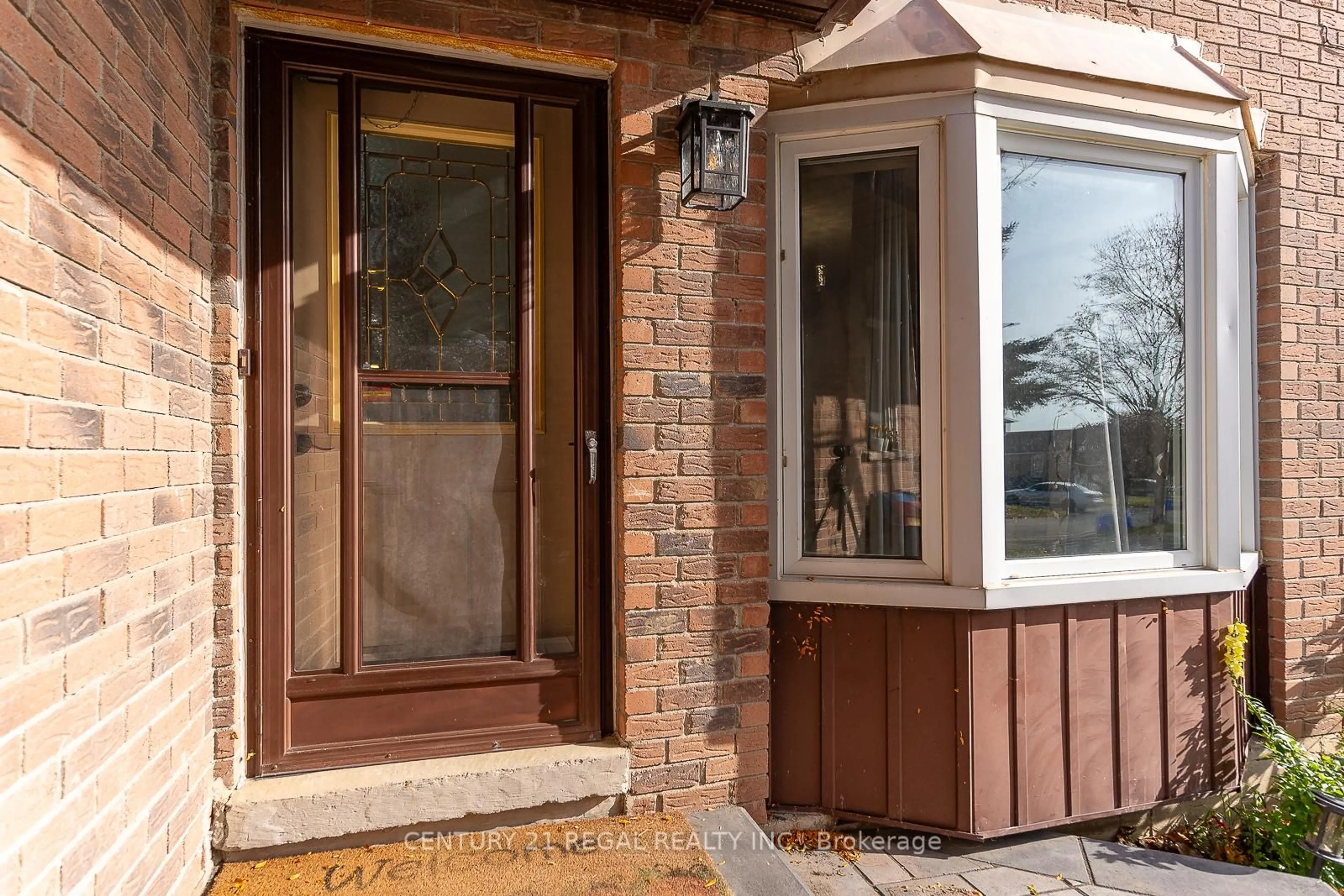 Unknown for 28 Upland Dr, Whitby Ontario L1N 8H8