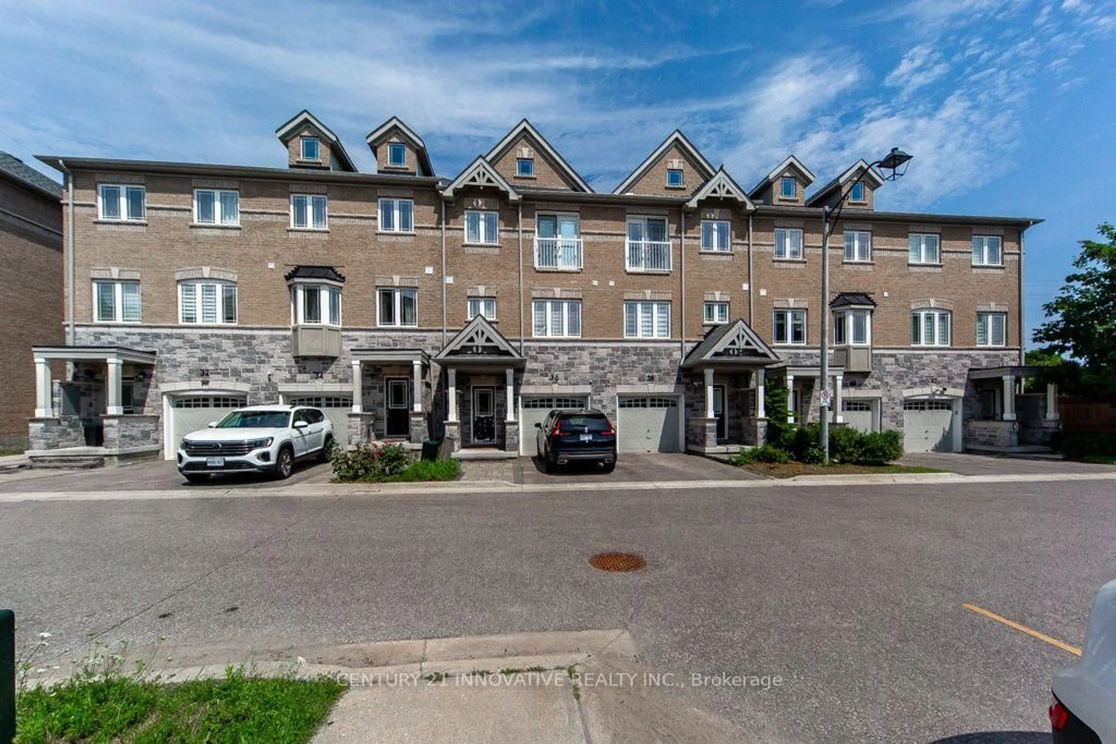 A pic from outside/outdoor area/front of a property/back of a property/a pic from drone, street for 40 Waterstone Way, Whitby Ontario L1N 4S3