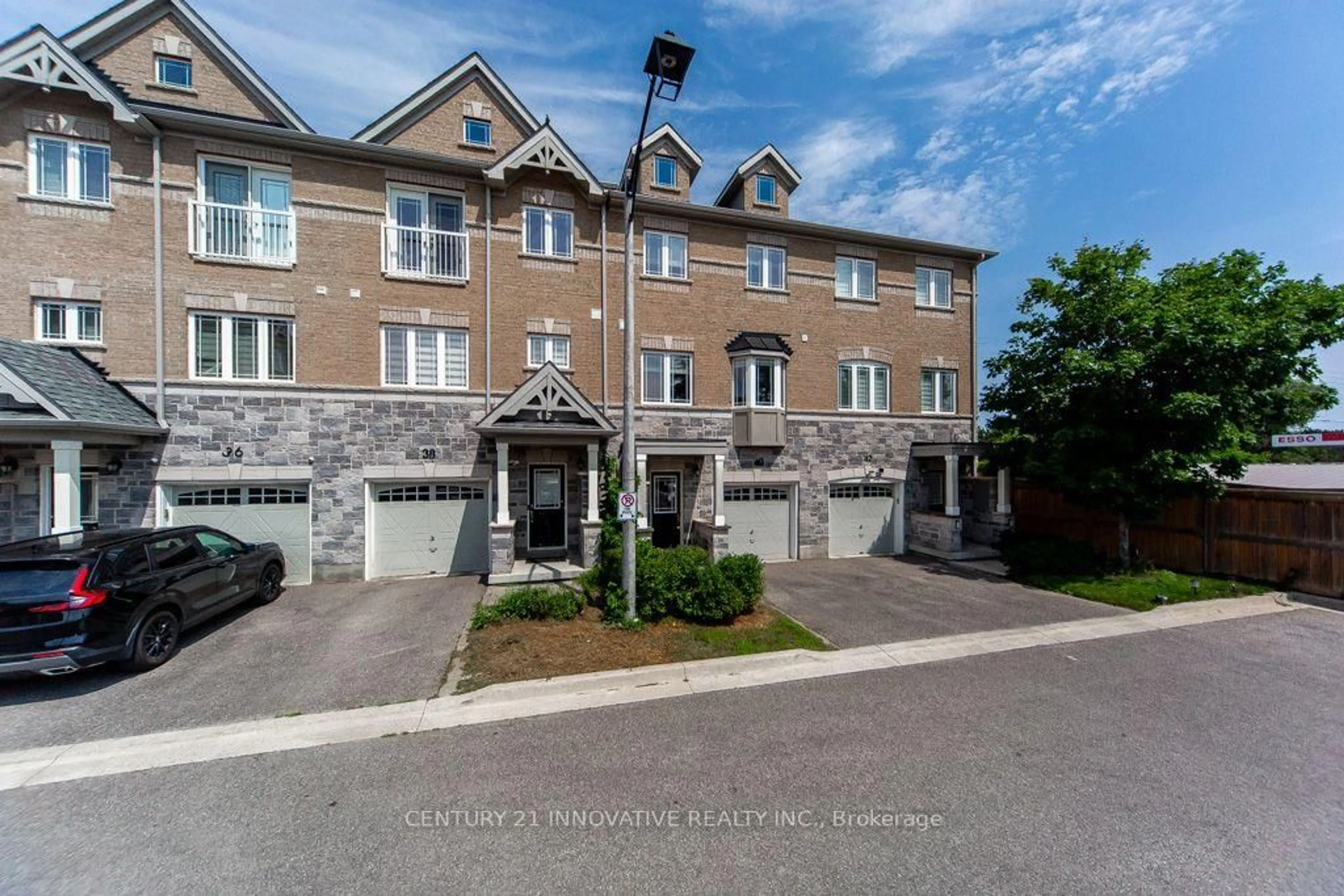 A pic from outside/outdoor area/front of a property/back of a property/a pic from drone, street for 40 Waterstone Way, Whitby Ontario L1N 4S3