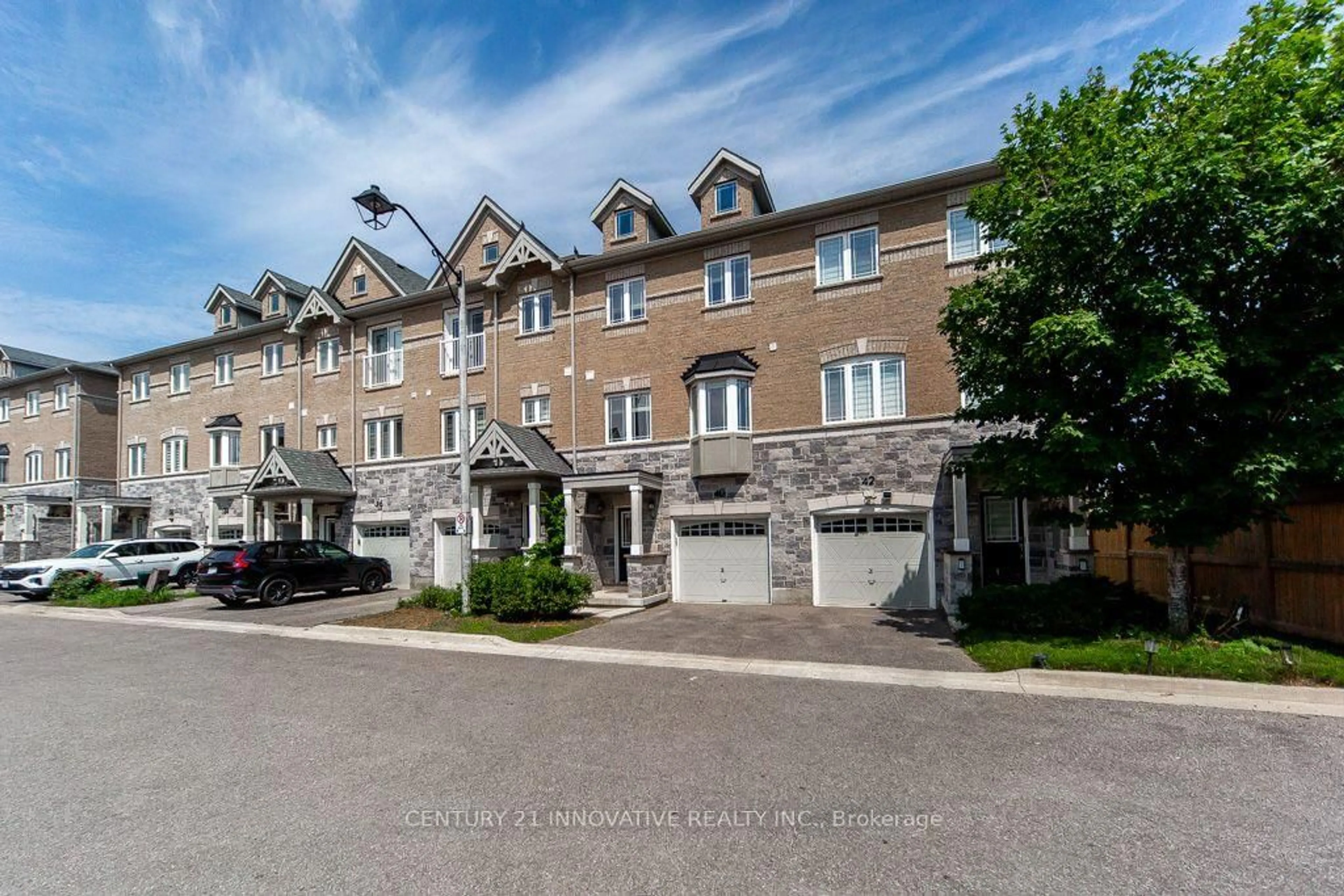A pic from outside/outdoor area/front of a property/back of a property/a pic from drone, street for 40 Waterstone Way, Whitby Ontario L1N 4S3