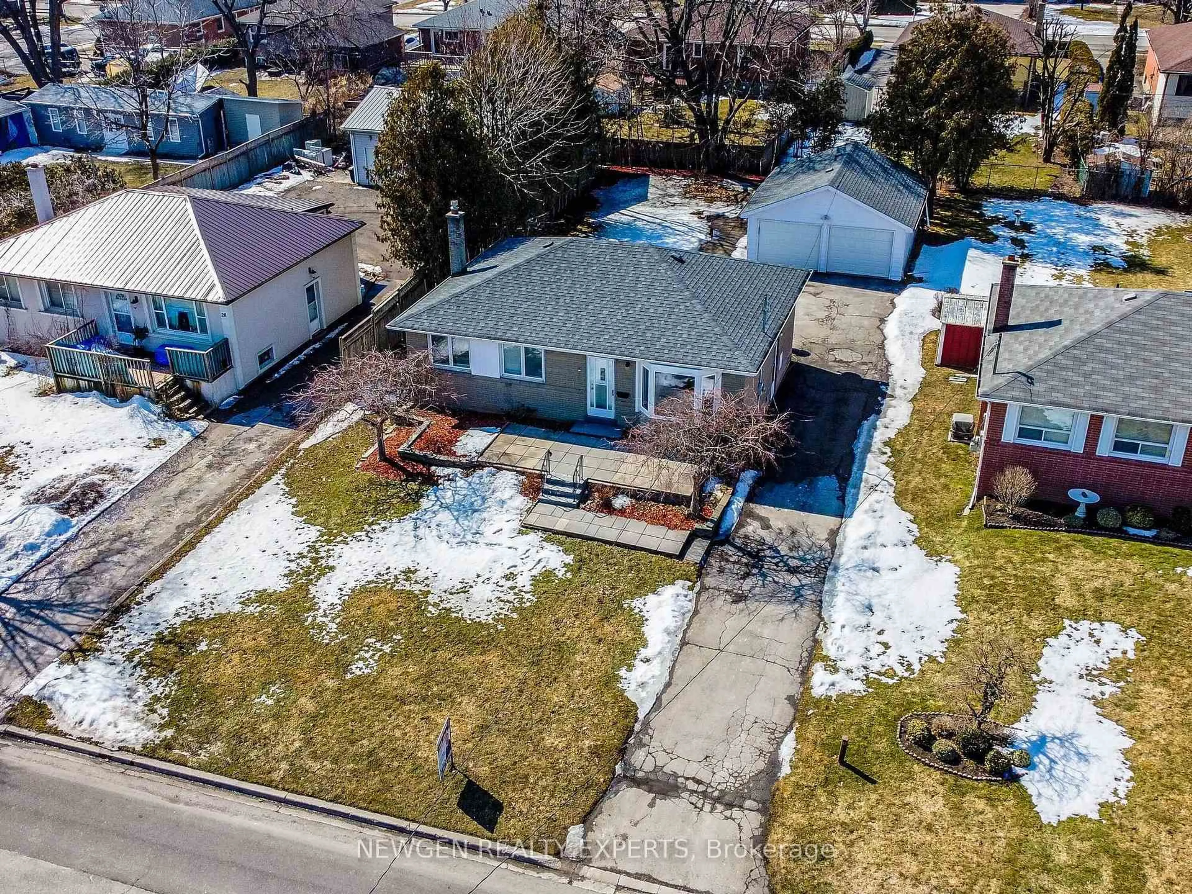 A pic from outside/outdoor area/front of a property/back of a property/a pic from drone, street for 30 Linton Ave, Ajax Ontario L1T 2X6