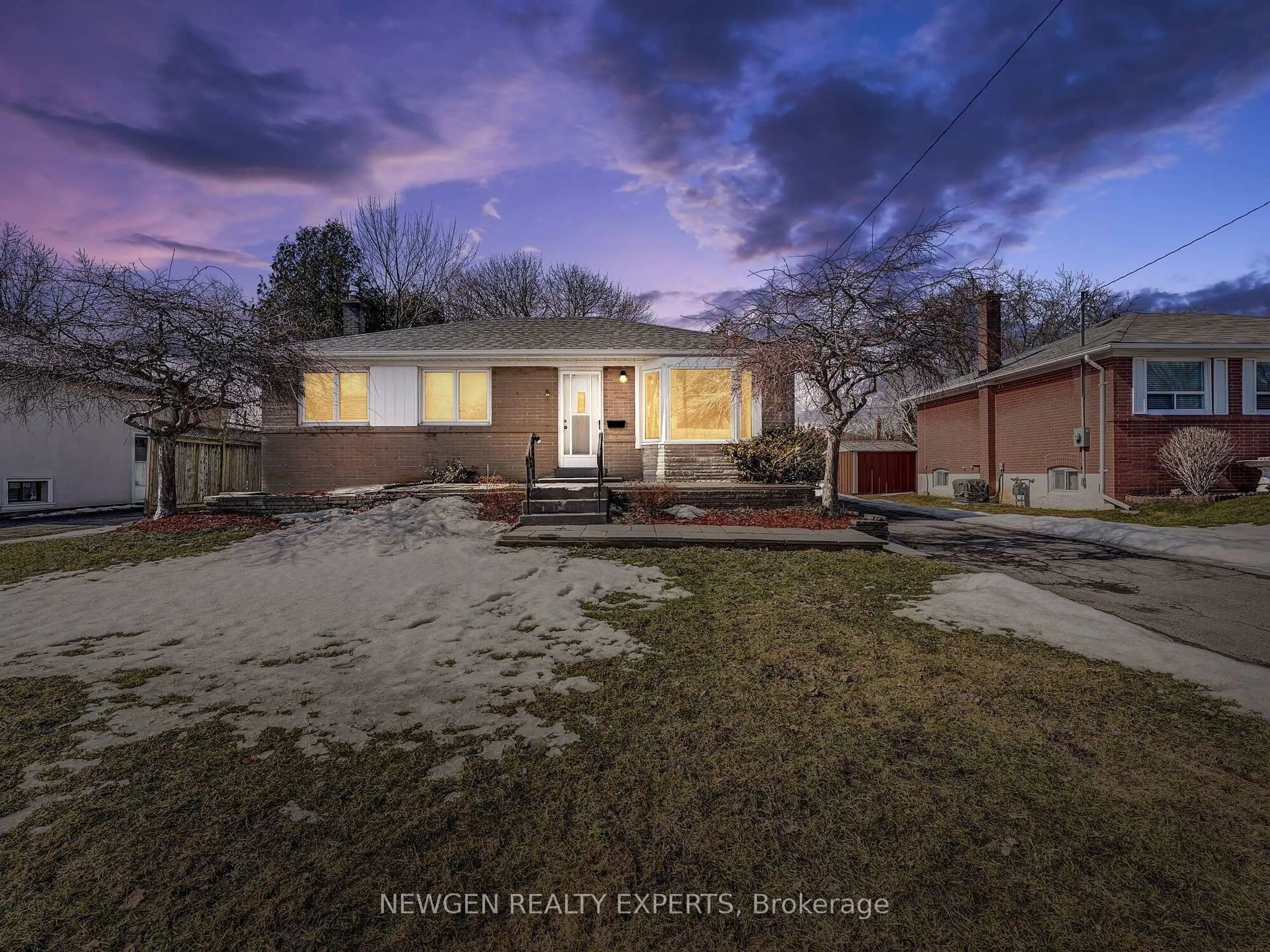 A pic from outside/outdoor area/front of a property/back of a property/a pic from drone, street for 30 Linton Ave, Ajax Ontario L1T 2X6