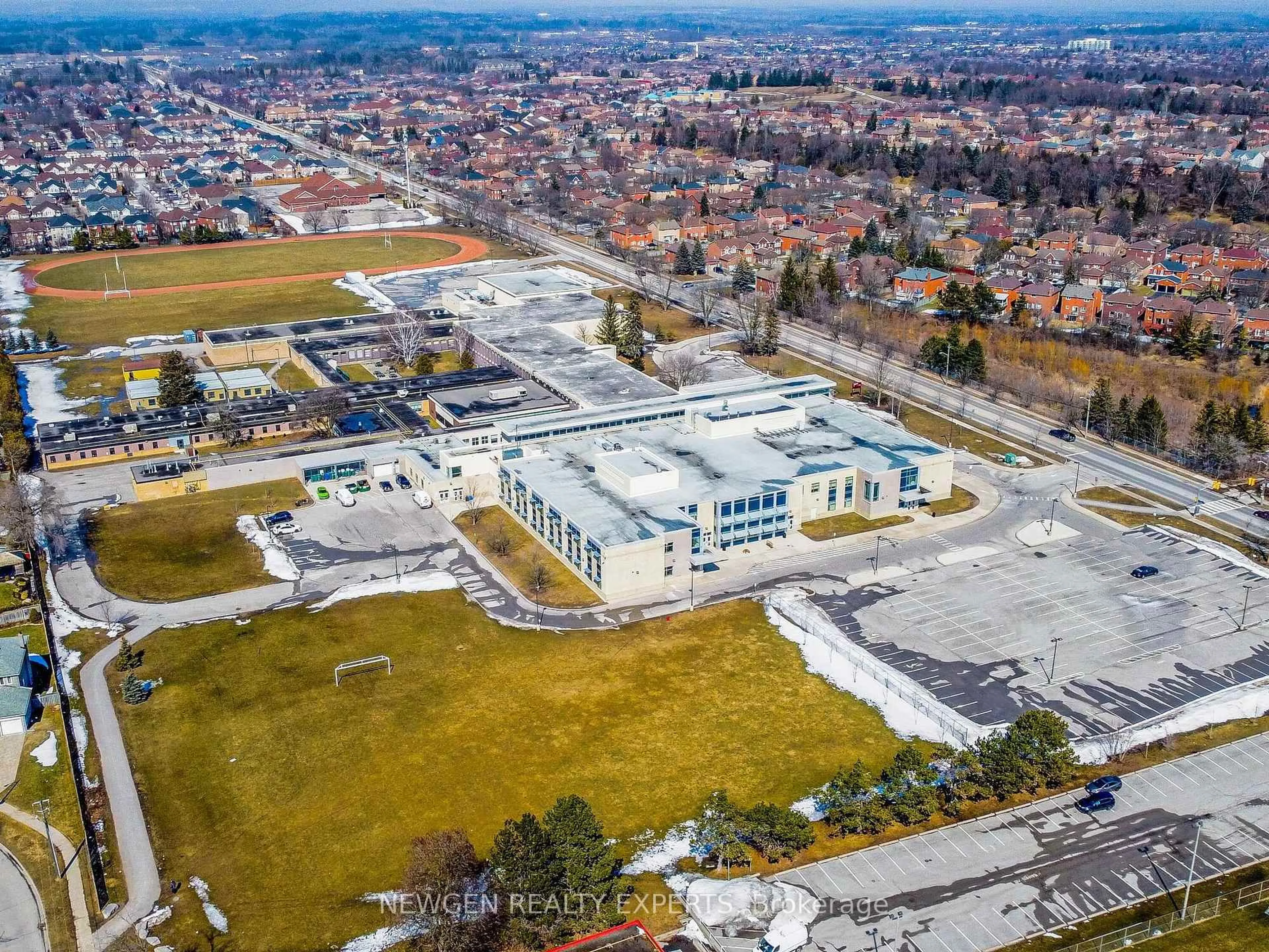 A pic from outside/outdoor area/front of a property/back of a property/a pic from drone, building for 30 Linton Ave, Ajax Ontario L1T 2X6