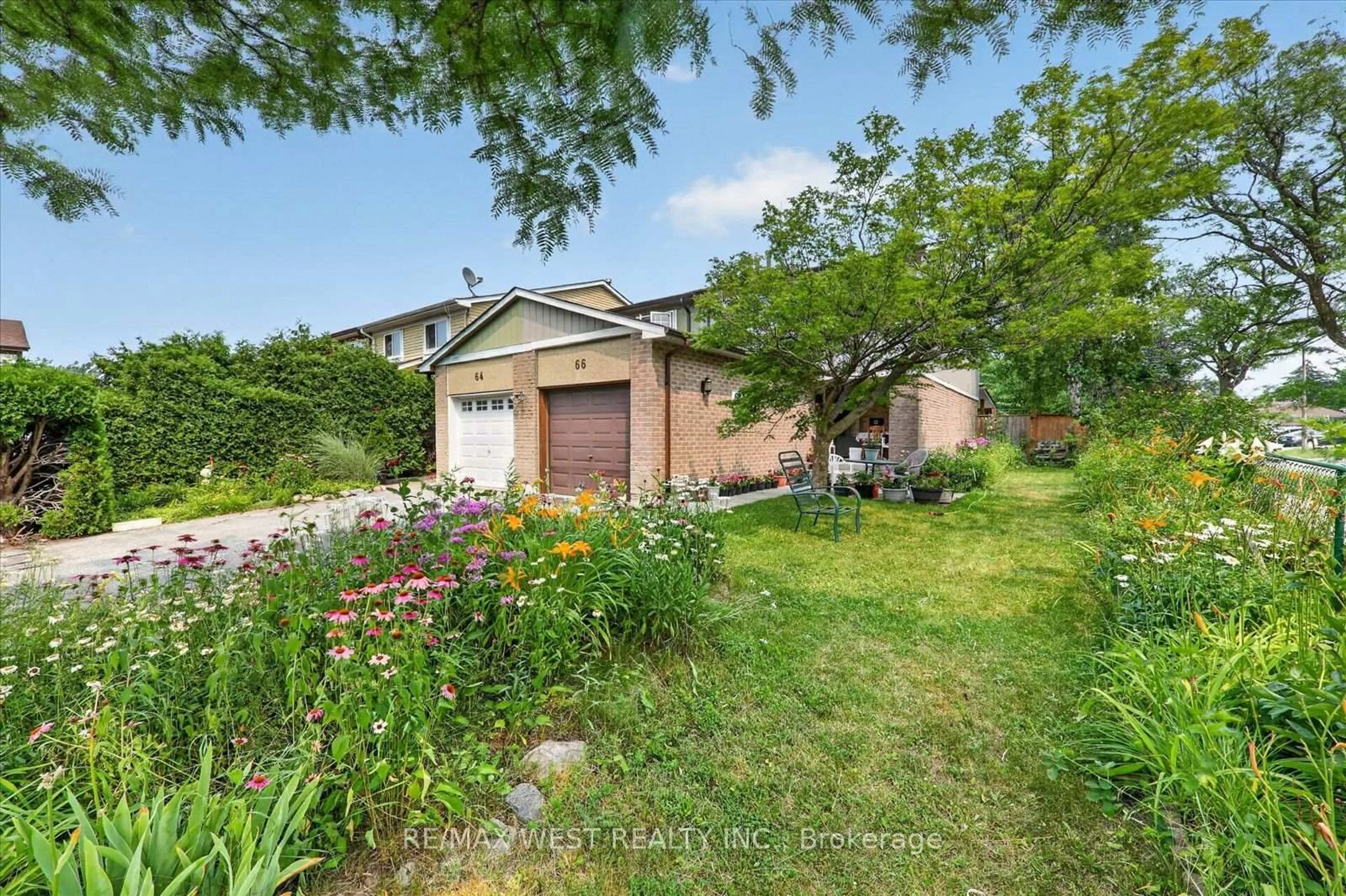 A pic from outside/outdoor area/front of a property/back of a property/a pic from drone, street for 66 Bushwood Crt, Toronto Ontario M1B 2T1