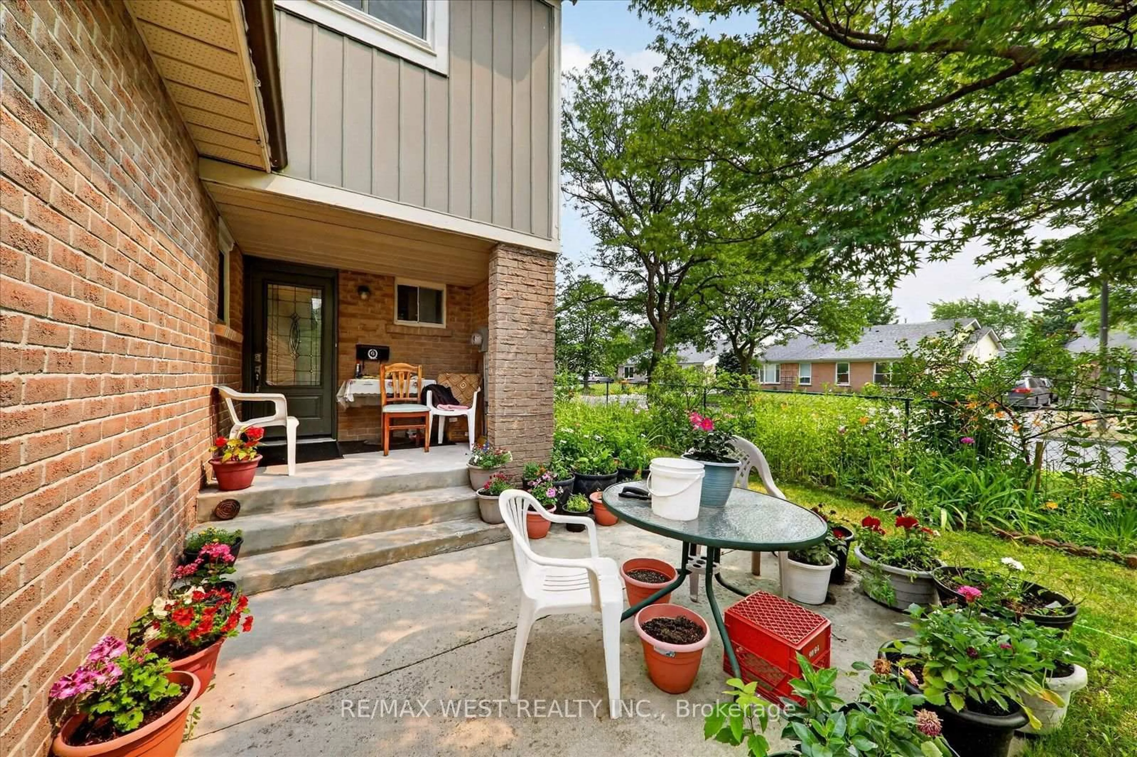 Patio, street for 66 Bushwood Crt, Toronto Ontario M1B 2T1