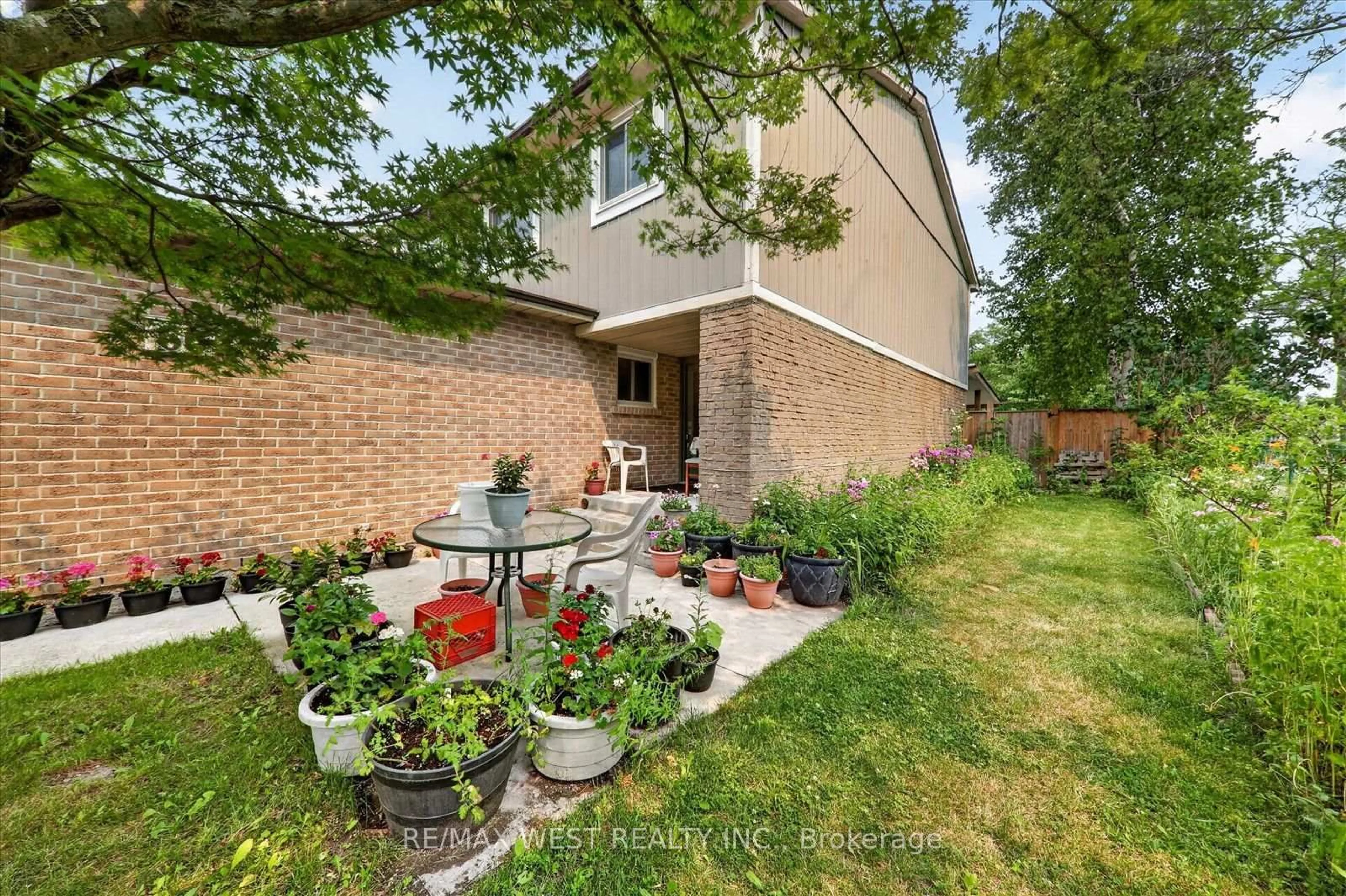 Patio, street for 66 Bushwood Crt, Toronto Ontario M1B 2T1