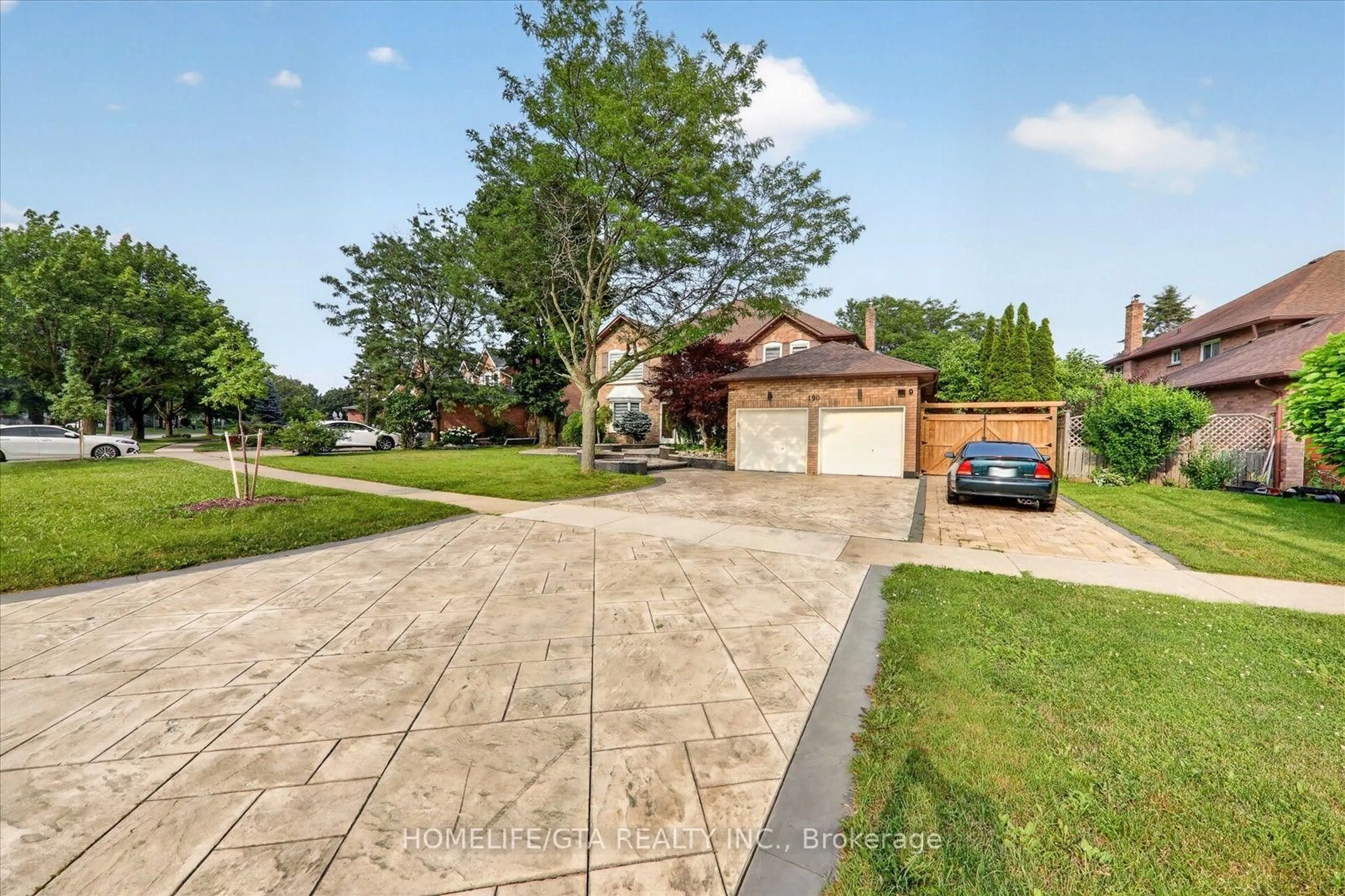 A pic from outside/outdoor area/front of a property/back of a property/a pic from drone, street for 190 Lake Driveway, Ajax Ontario L1S 4Y2