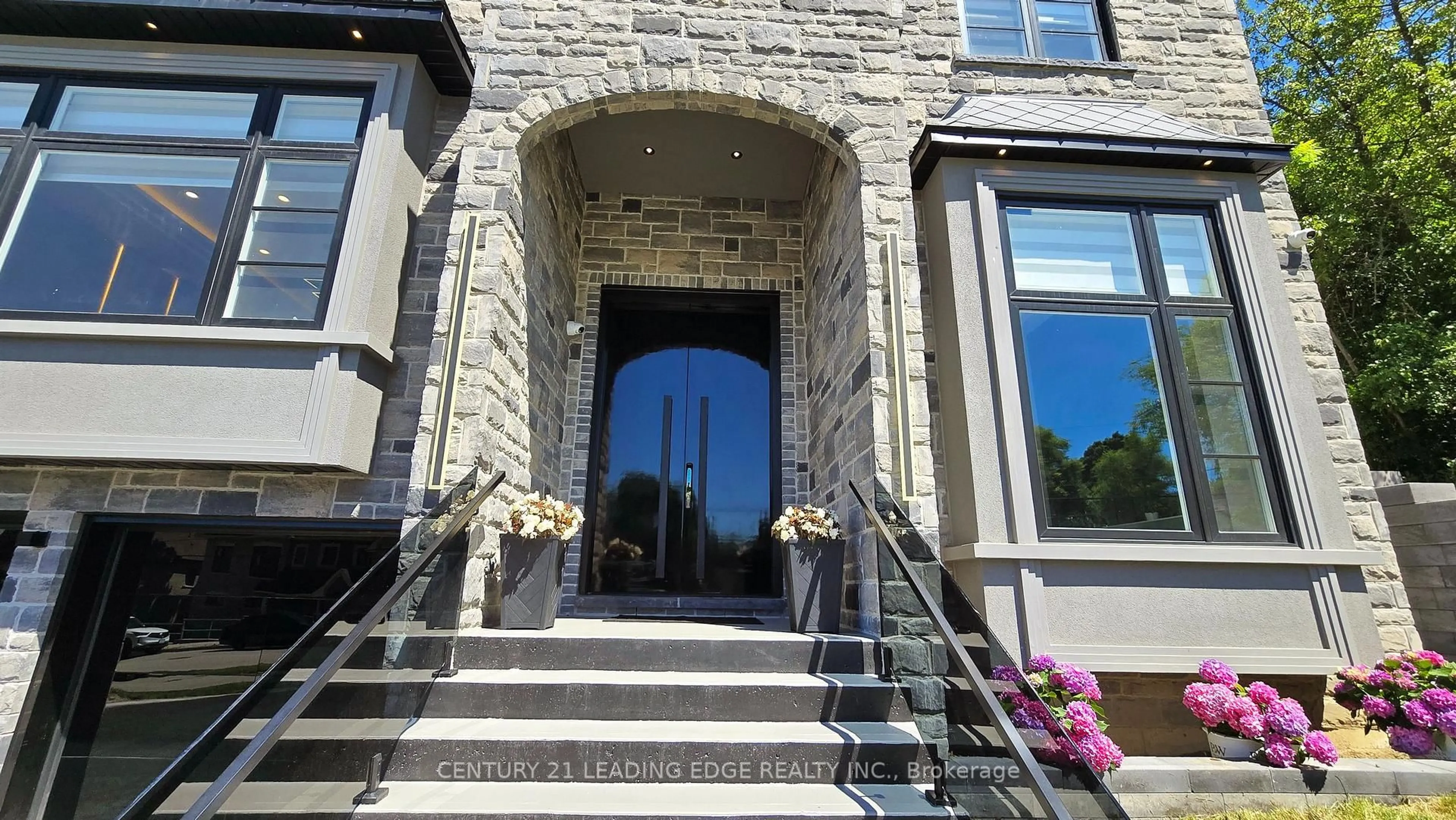 Indoor foyer for 432 Sheppard Ave, Pickering Ontario L1V 1E5