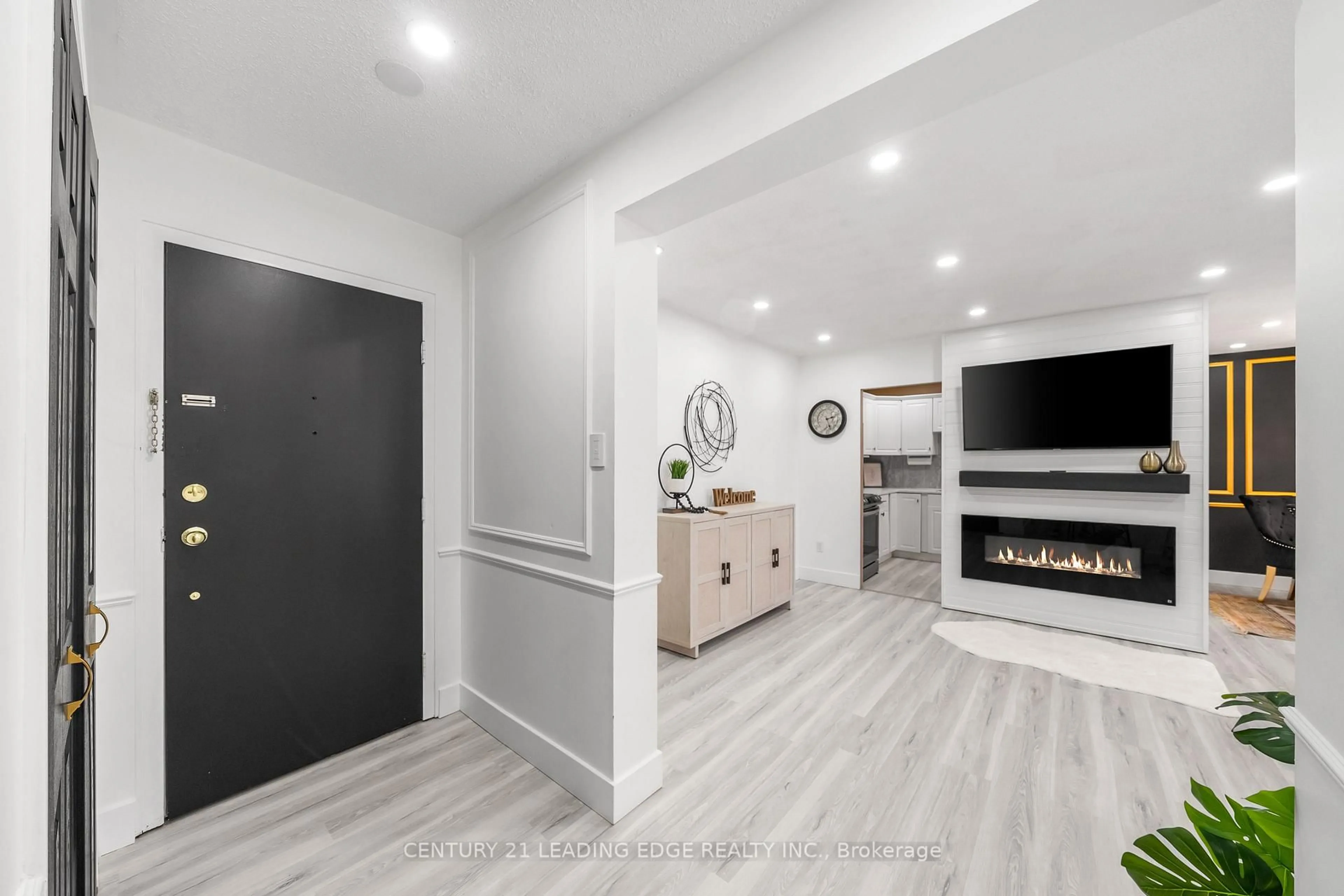 Indoor entryway for 131 Taunton Rd #502, Oshawa Ontario L1G 3T8