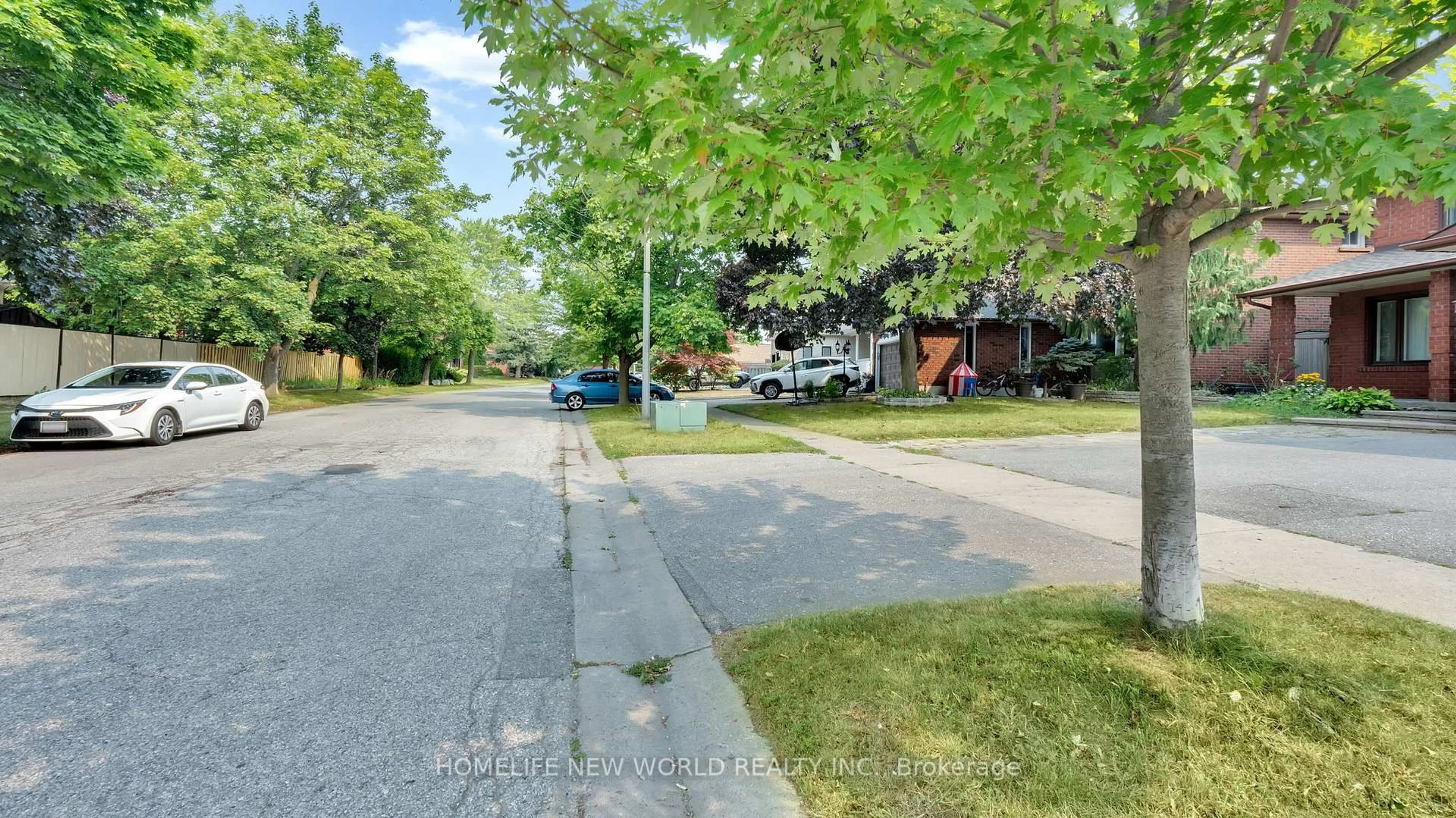 A pic from outside/outdoor area/front of a property/back of a property/a pic from drone, street for 1251 Fawndale Rd, Pickering Ontario L1V 4N3