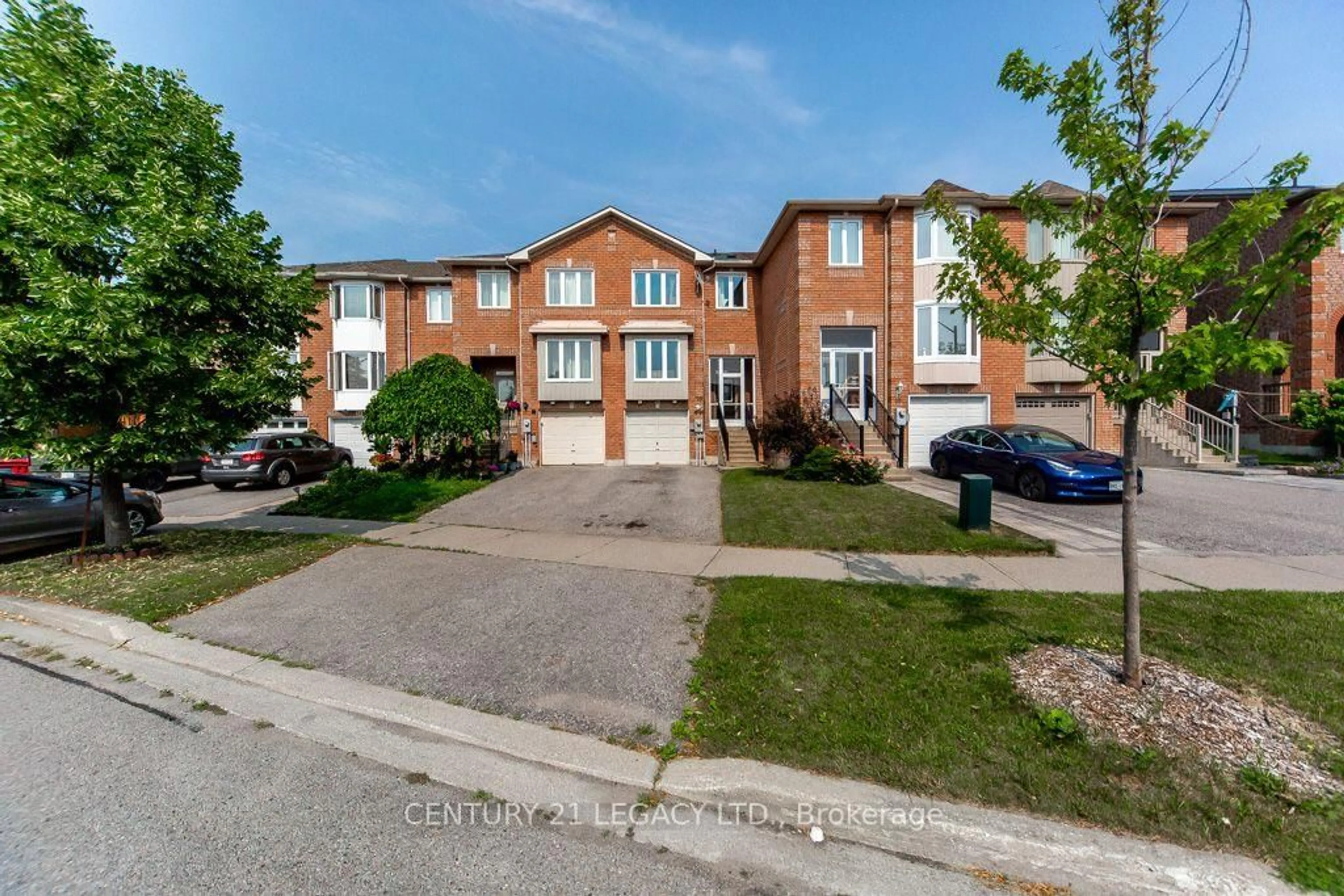 A pic from outside/outdoor area/front of a property/back of a property/a pic from drone, street for 20 Twigg Dr, Ajax Ontario L1Z 1G4