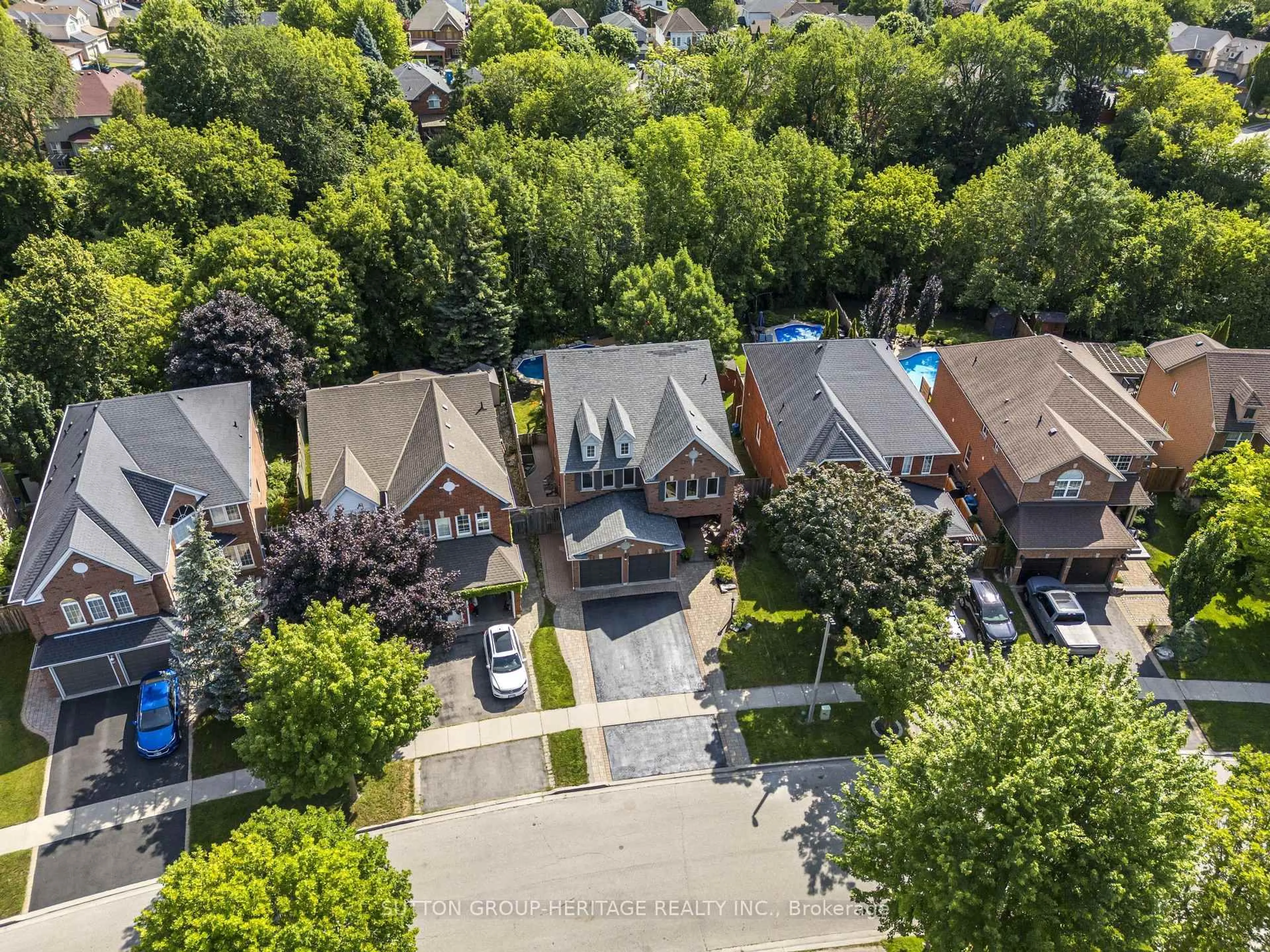 A pic from outside/outdoor area/front of a property/back of a property/a pic from drone, city buildings view from balcony for 103 Gartshore Dr, Whitby Ontario L1P 1N8