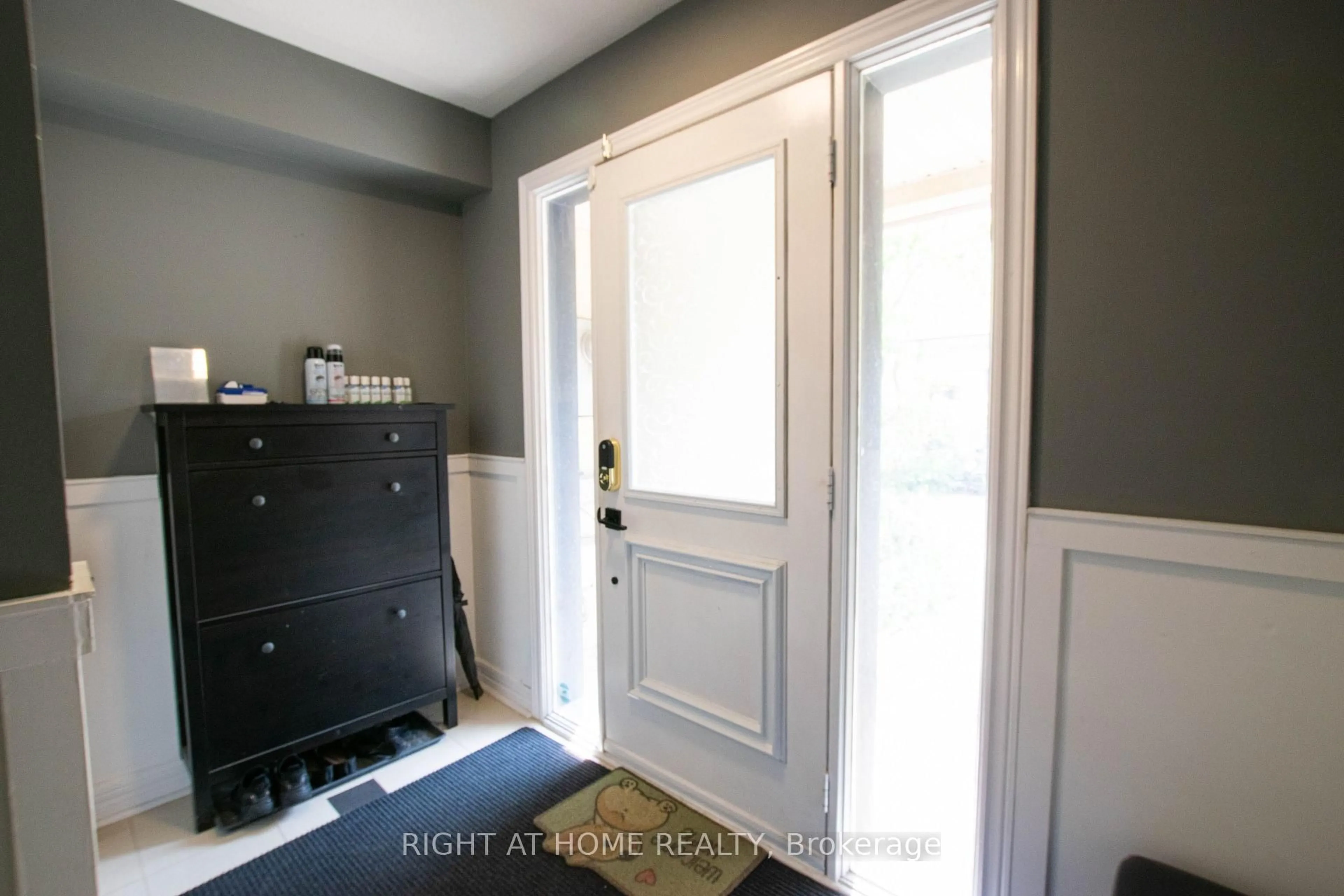 Indoor entryway for 1250 St Martins Dr #54, Pickering Ontario L1W 1L7