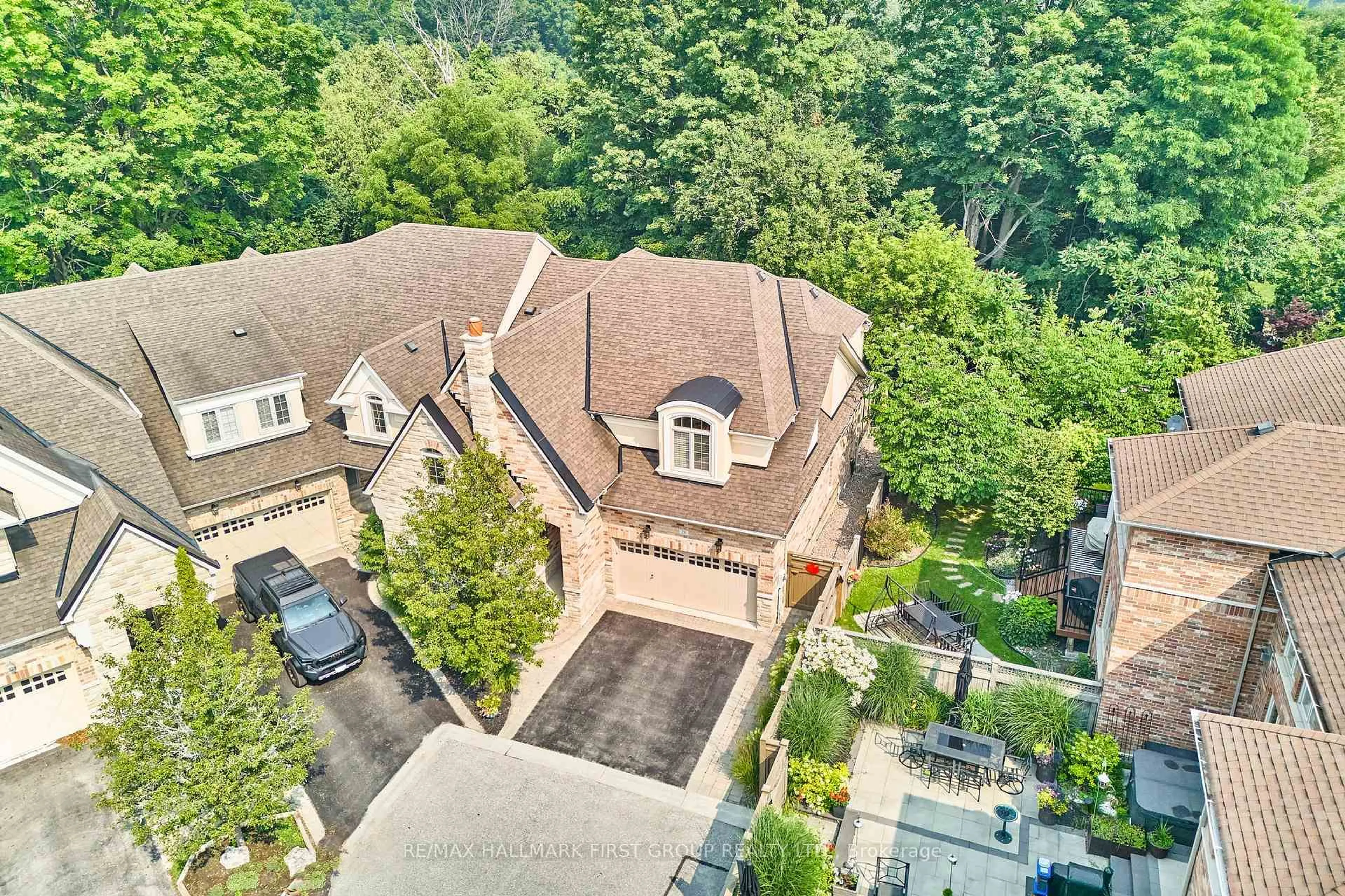 A pic from outside/outdoor area/front of a property/back of a property/a pic from drone, street for 28 Illingworth Lane, Ajax Ontario L1T 0L1
