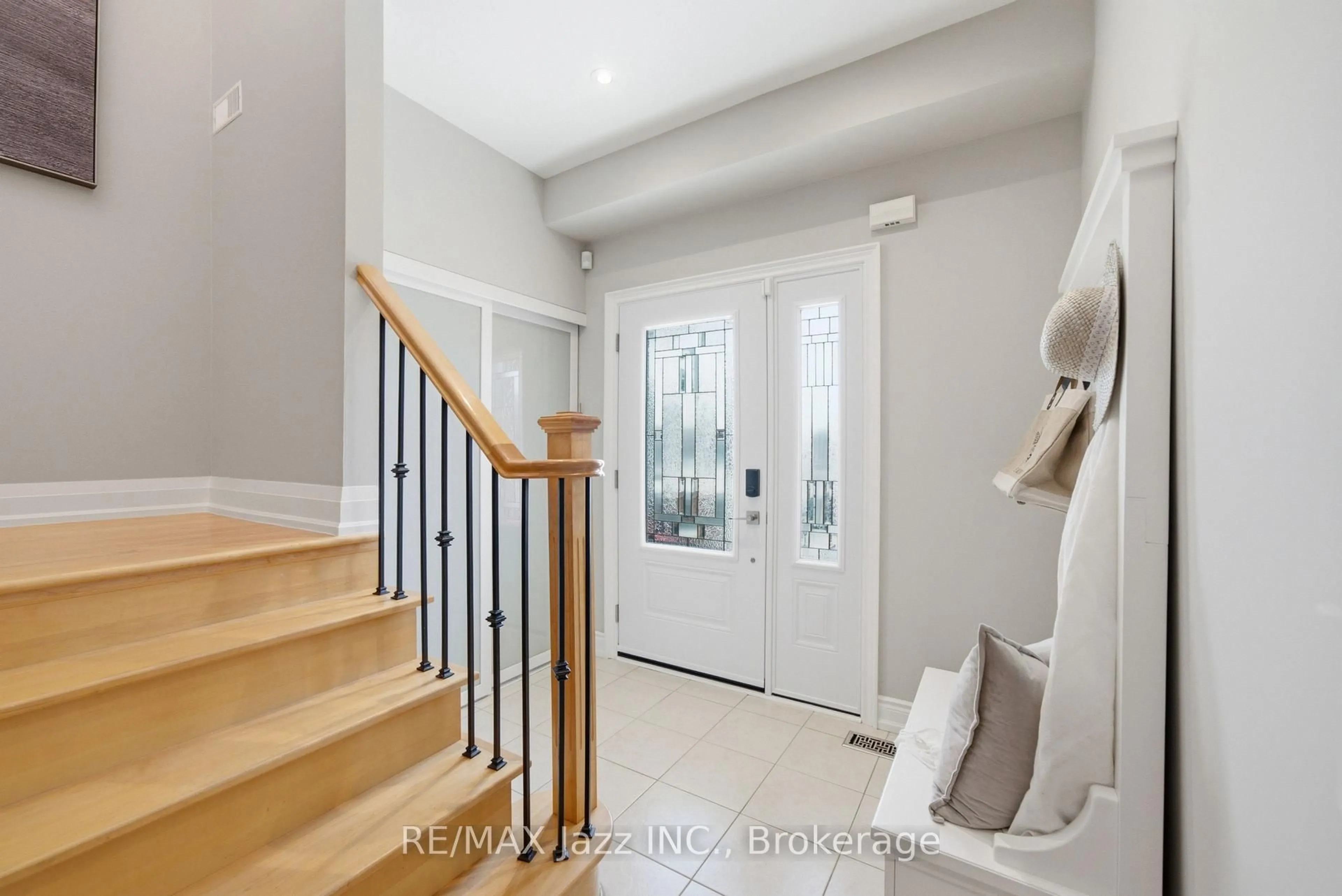 Indoor entryway for 1824 Birchview Dr, Oshawa Ontario L1K 3B9