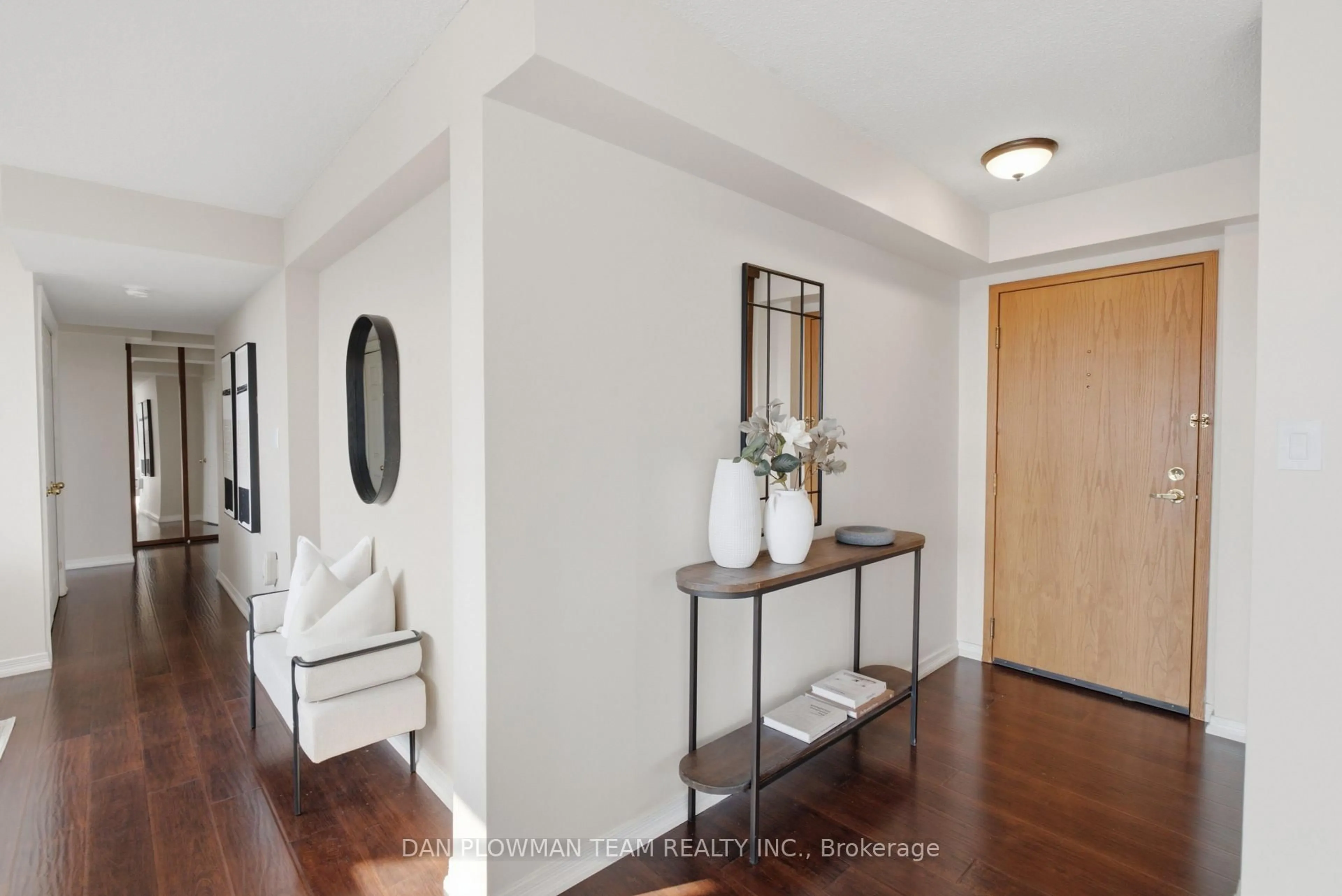 Indoor entryway for 80 Athol St #702, Oshawa Ontario L1H 8B7