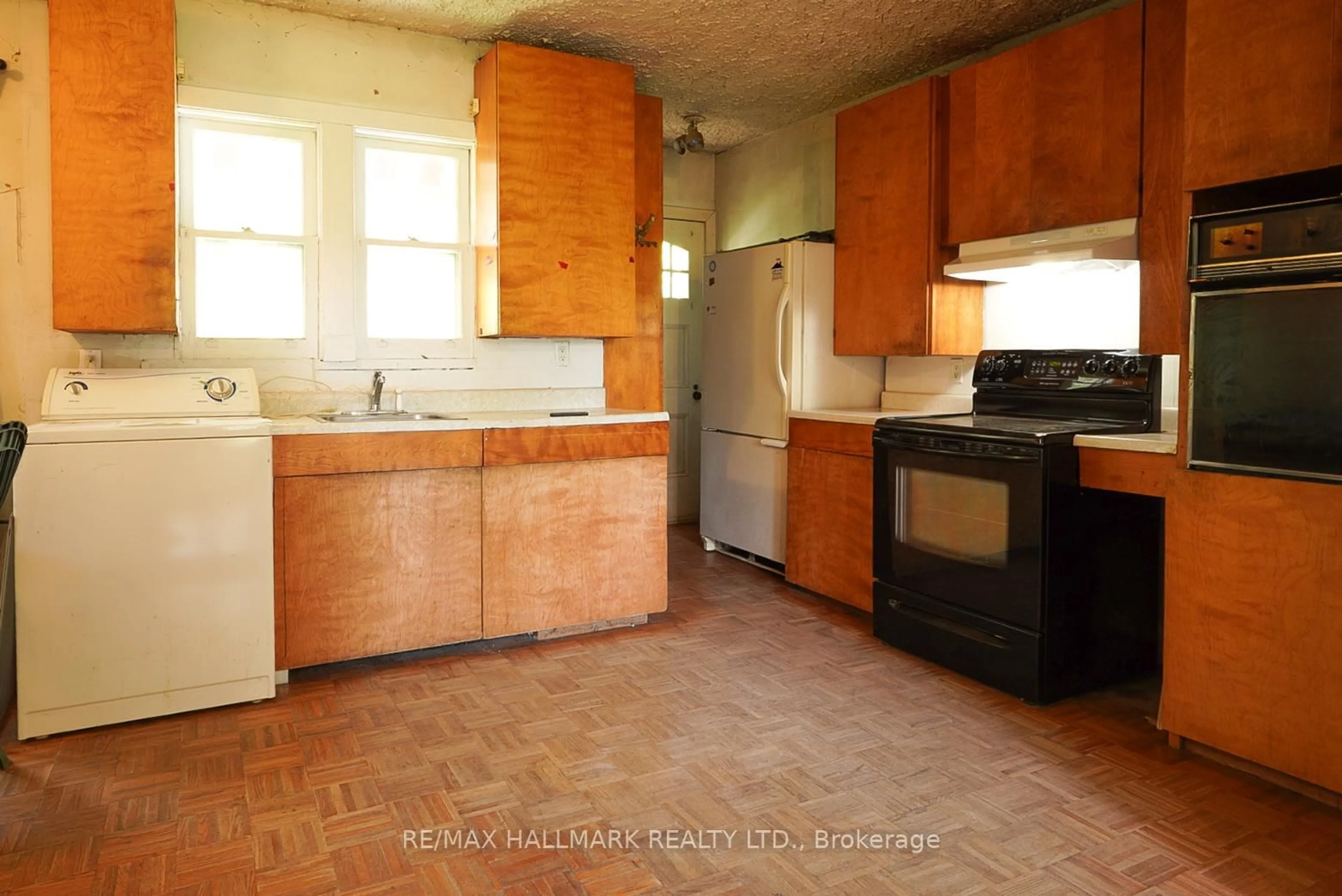 Standard kitchen, ceramic/tile floor for 63 Highview Ave, Toronto Ontario M1N 2H4