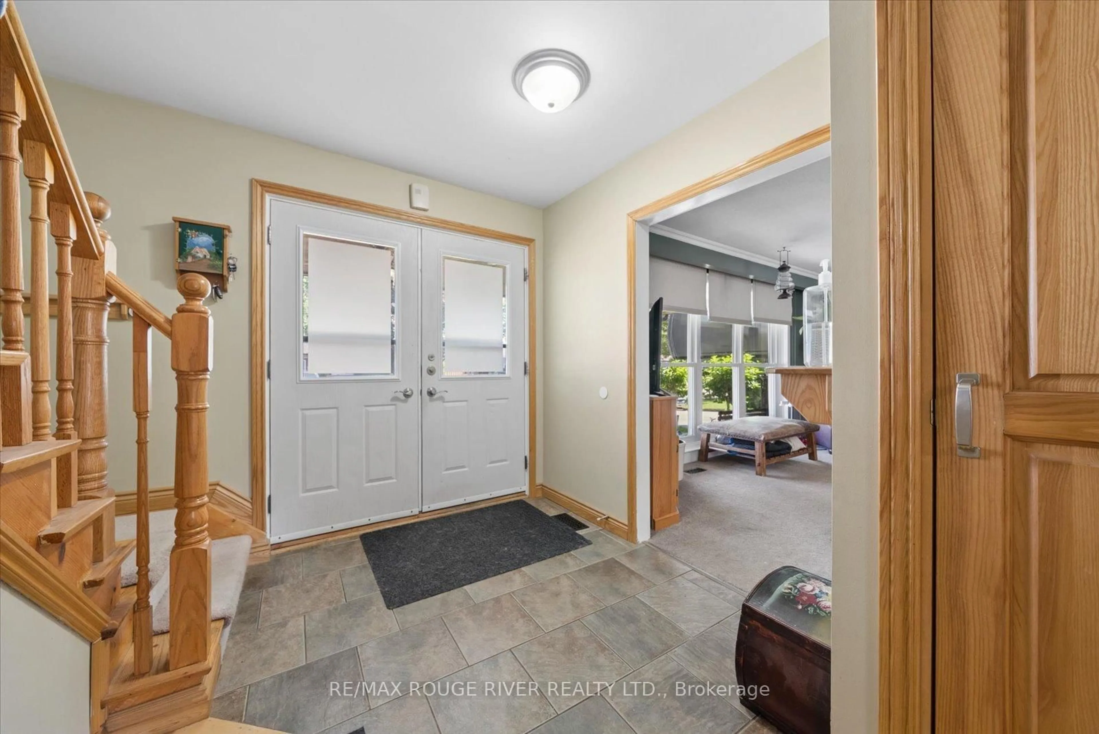 Indoor entryway for 1289 Ilona Park Rd, Pickering Ontario L1W 1E5