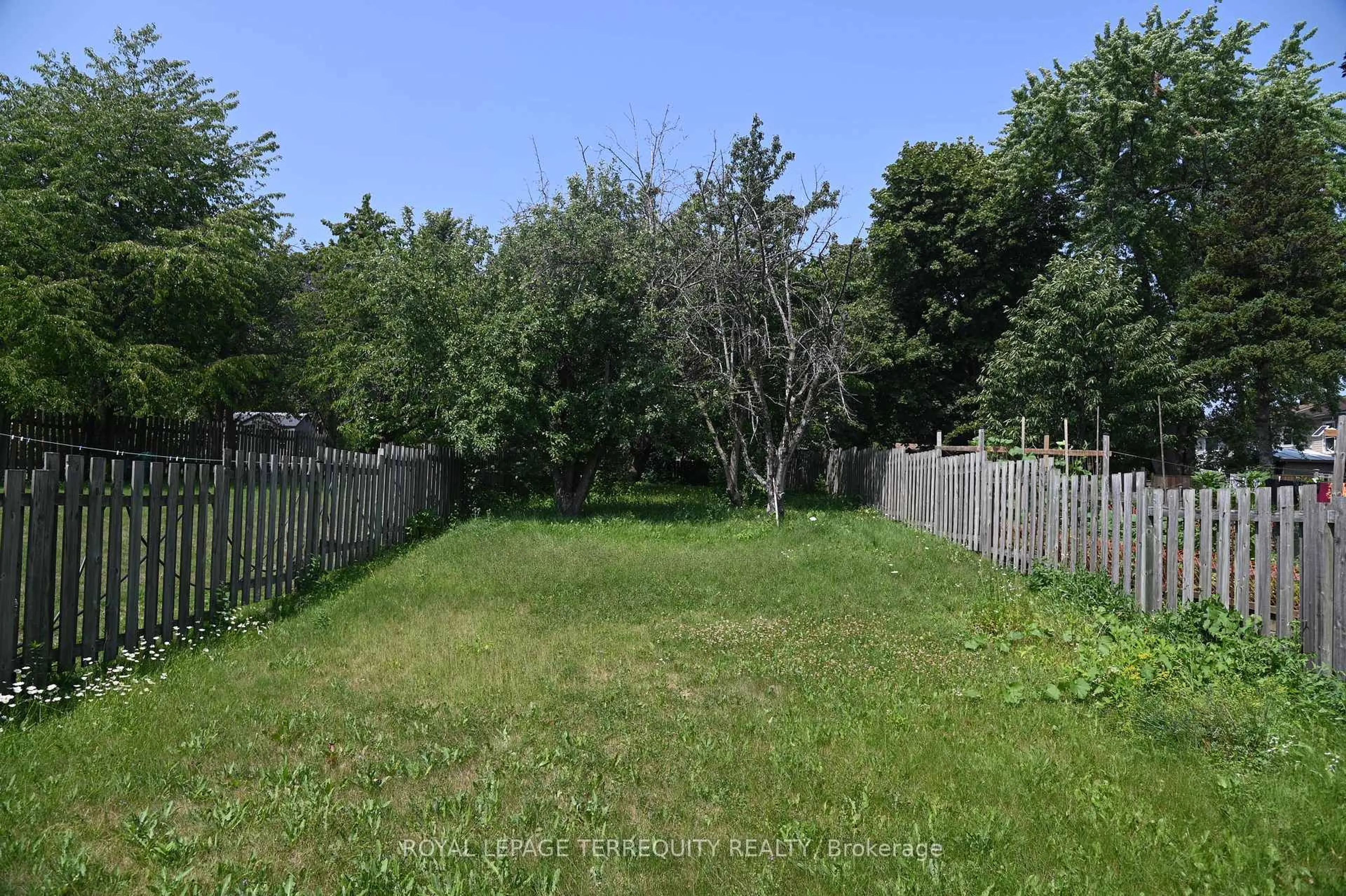 A pic from outside/outdoor area/front of a property/back of a property/a pic from drone, forest/trees view for 22 White Heather Blvd, Toronto Ontario M1V 2P8