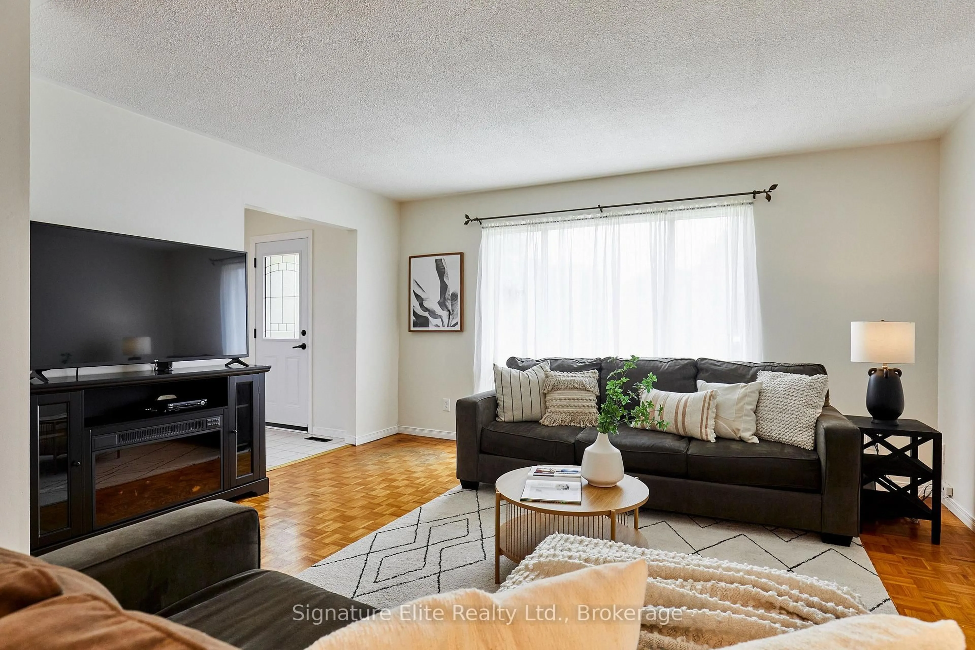 Living room with furniture, unknown for 316 Burrows Hall Blvd, Toronto Ontario M1B 1H7