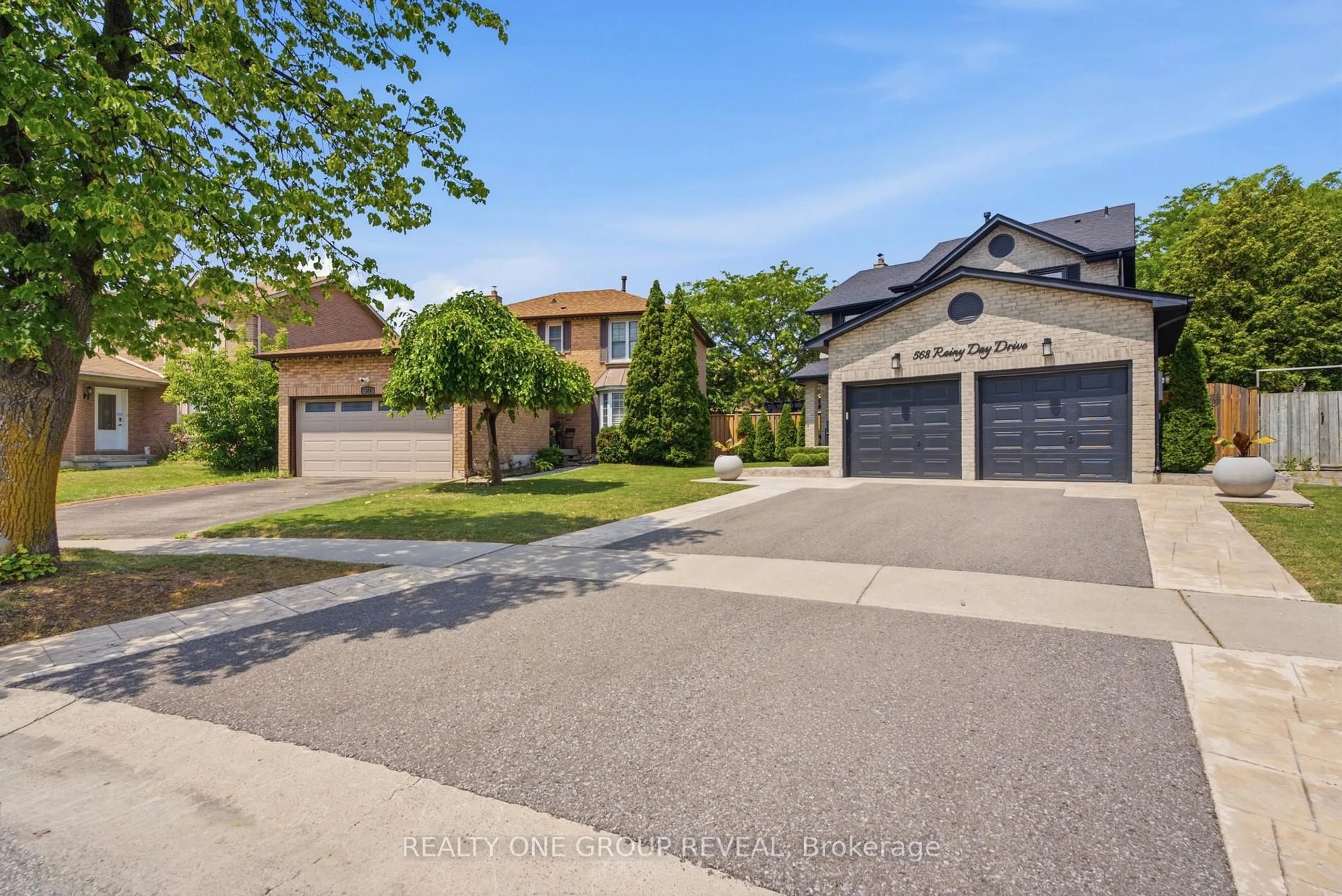 A pic from outside/outdoor area/front of a property/back of a property/a pic from drone, street for 568 Rainy Day Dr, Pickering Ontario L1V 5Z2