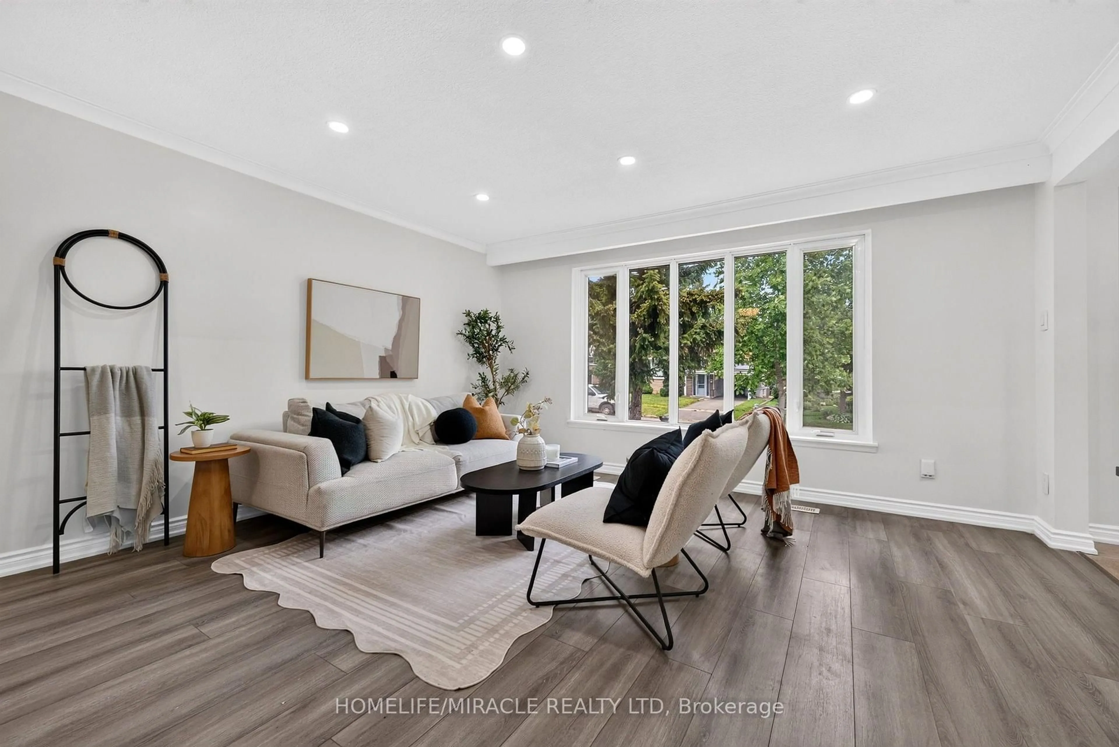 Living room with furniture, wood/laminate floor for 14 Marlena Dr, Toronto Ontario M1E 2Z1