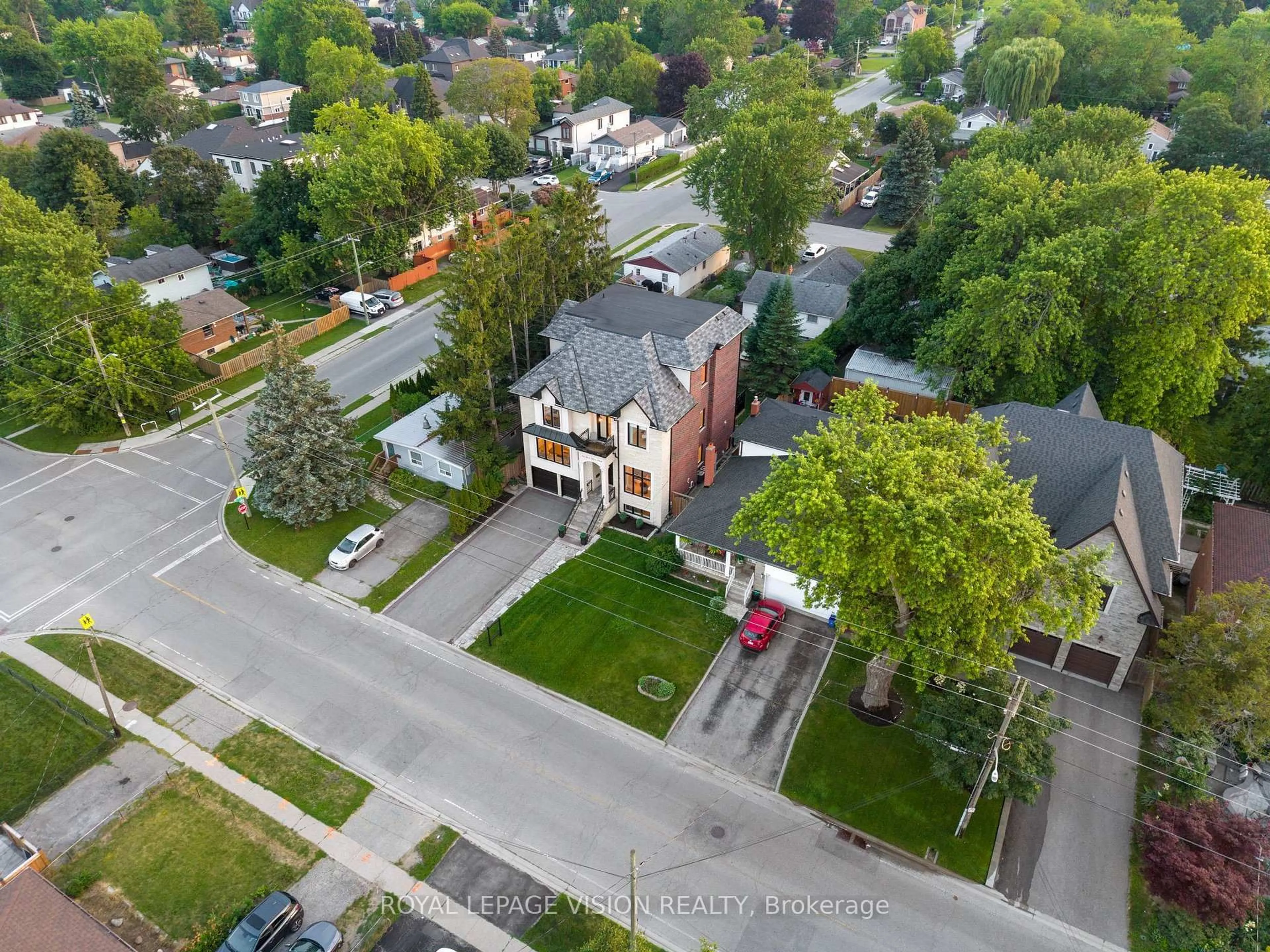 A pic from outside/outdoor area/front of a property/back of a property/a pic from drone, street for 732 W Shore Blvd, Pickering Ontario L1W 2V1
