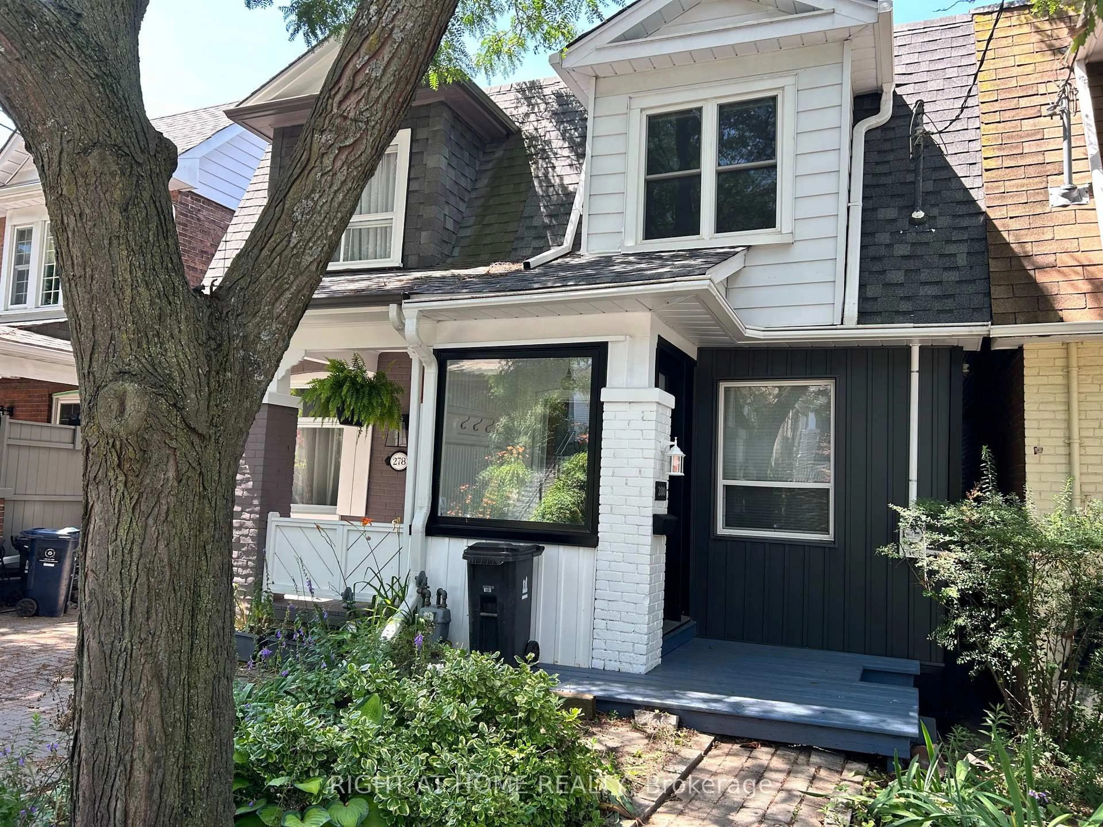 Home with vinyl exterior material, street for 280 Kenilworth Ave, Toronto Ontario M4L 3S8