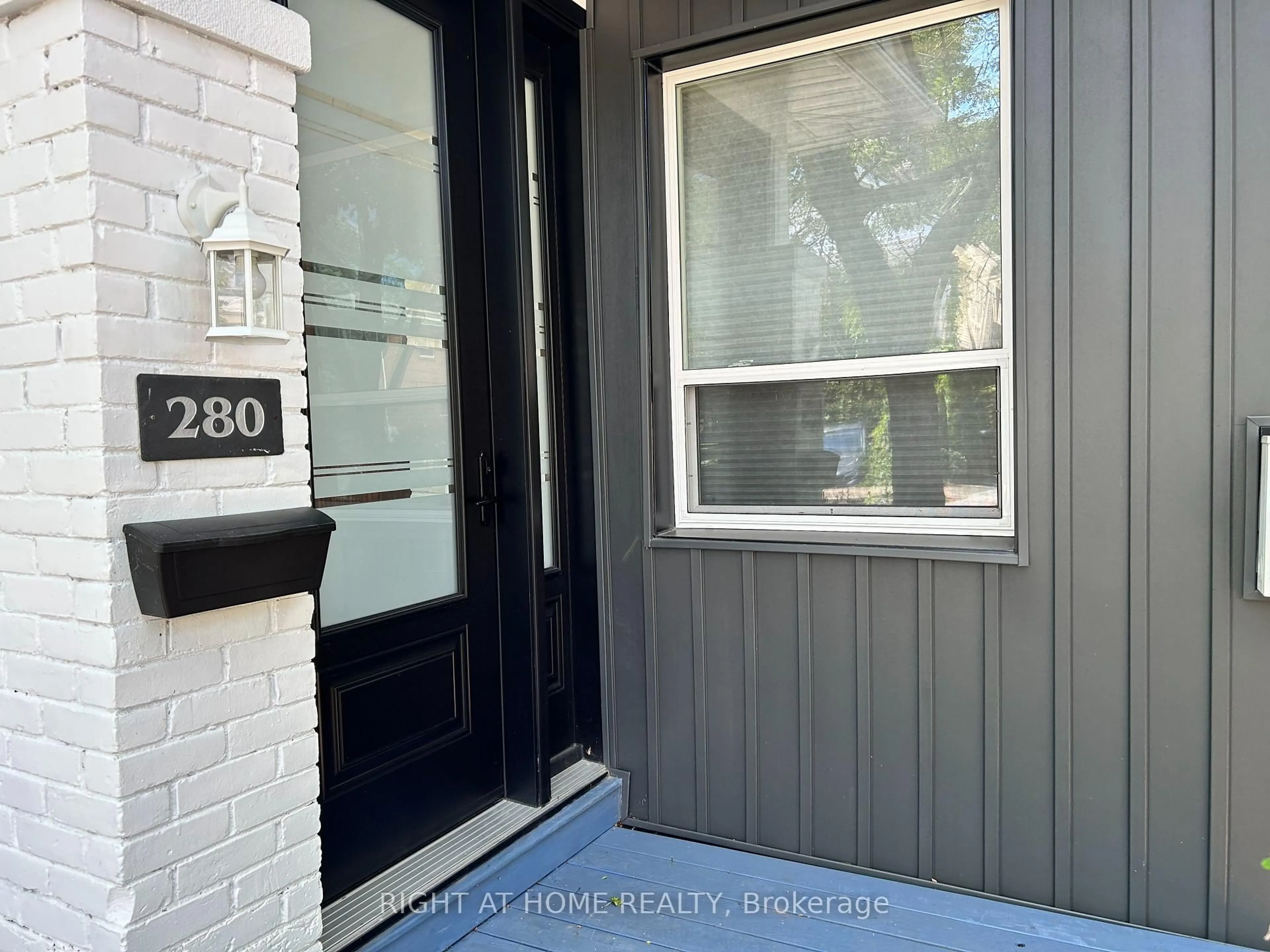 Indoor entryway for 280 Kenilworth Ave, Toronto Ontario M4L 3S8