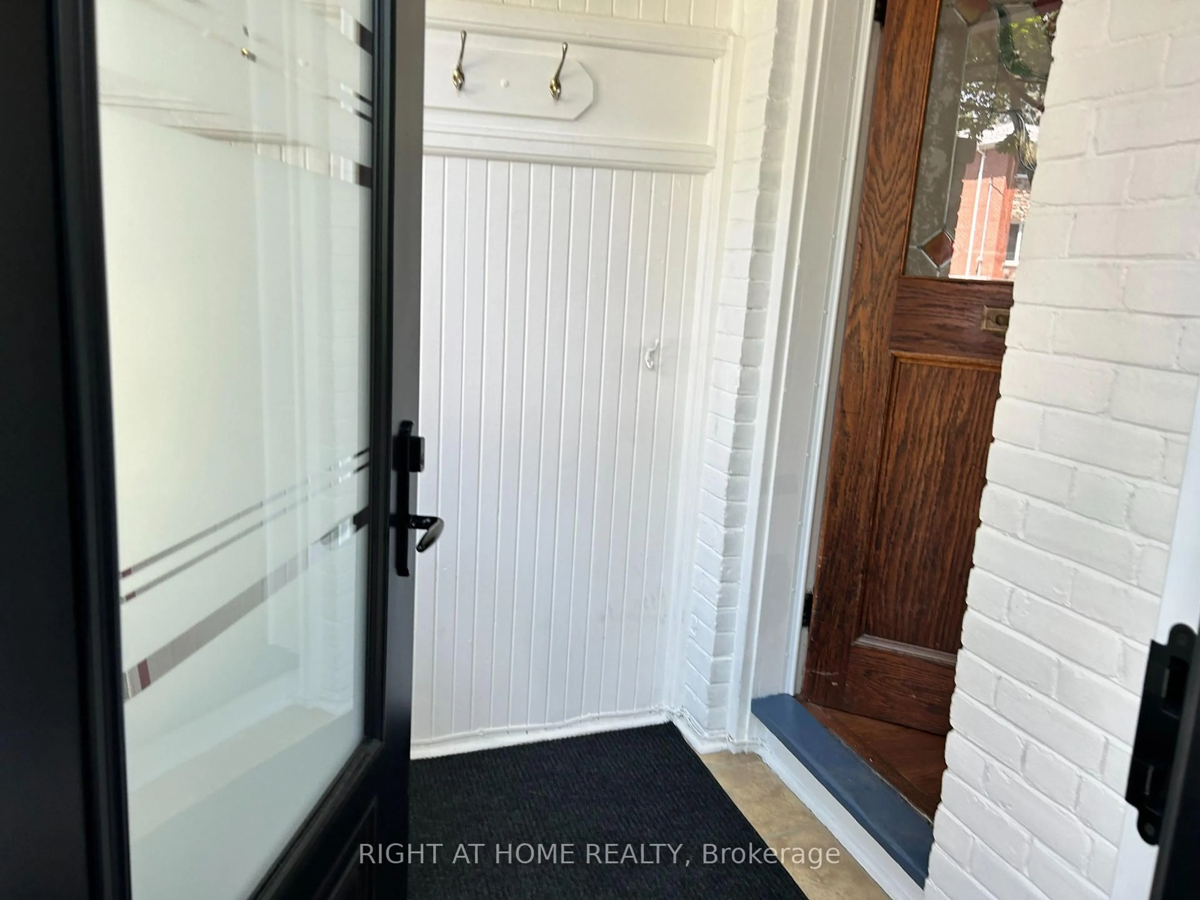 Indoor entryway for 280 Kenilworth Ave, Toronto Ontario M4L 3S8