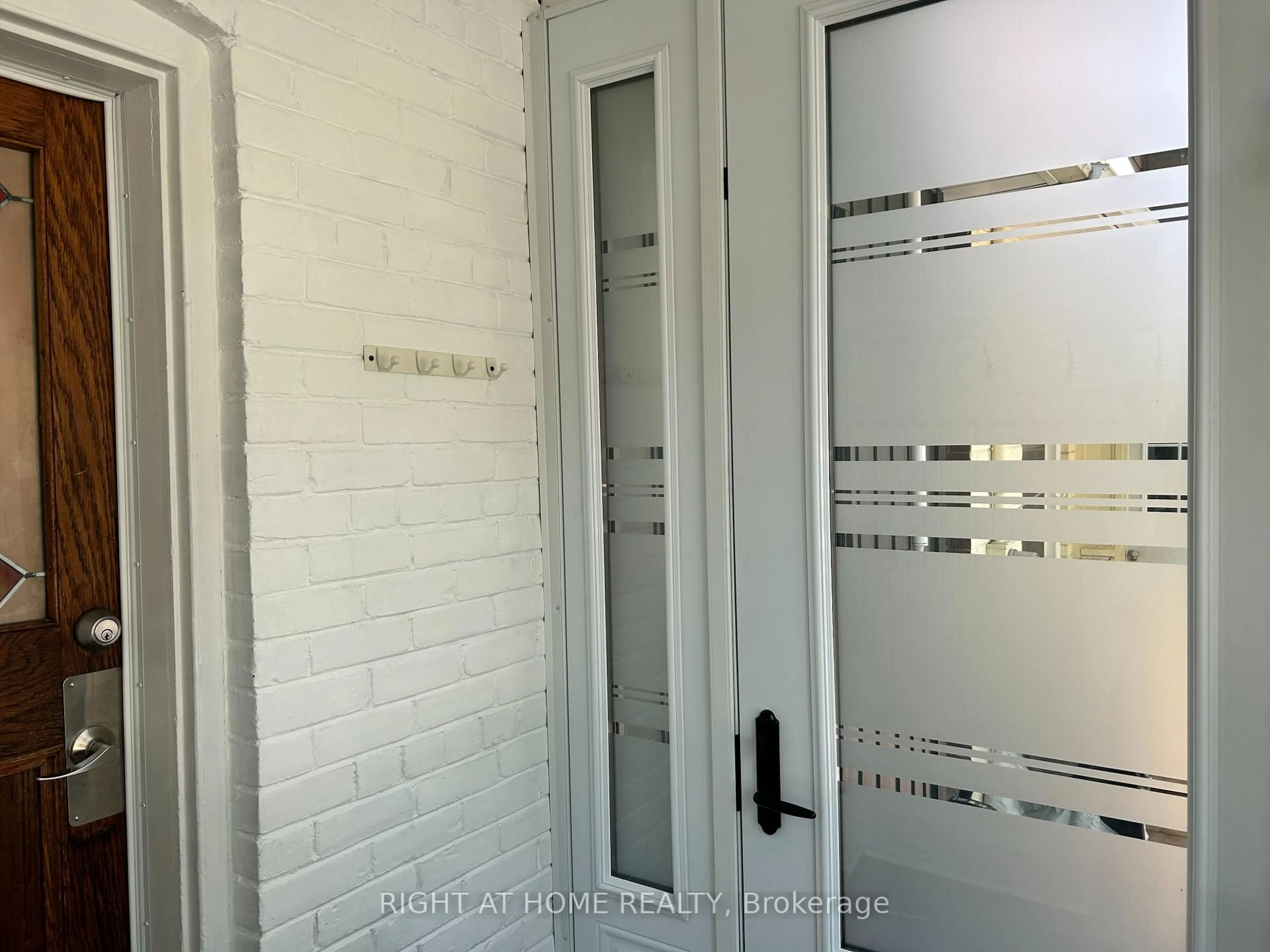 Indoor entryway for 280 Kenilworth Ave, Toronto Ontario M4L 3S8