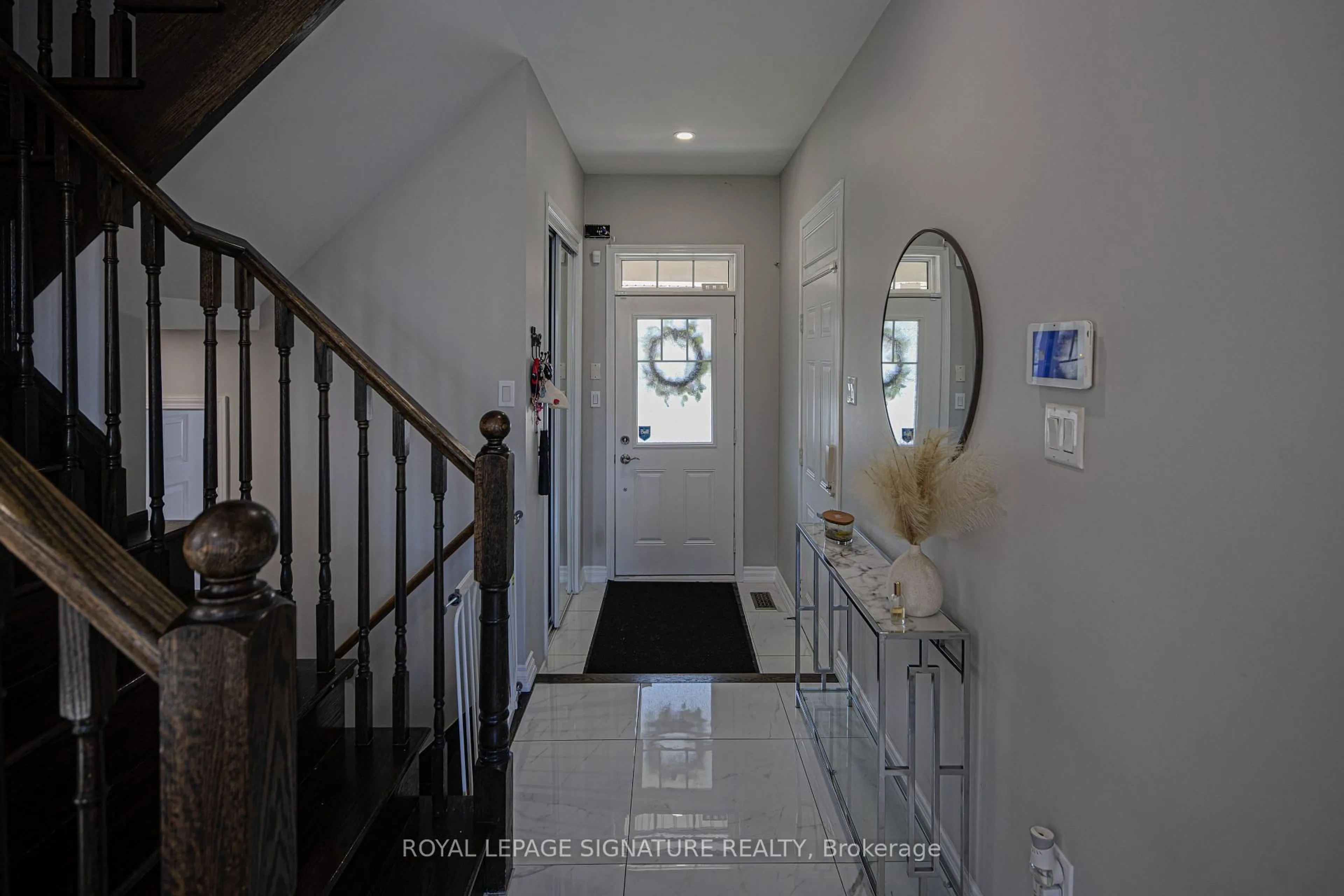 Indoor entryway for 1832 Misthollow Dr, Pickering Ontario L1X 0A7