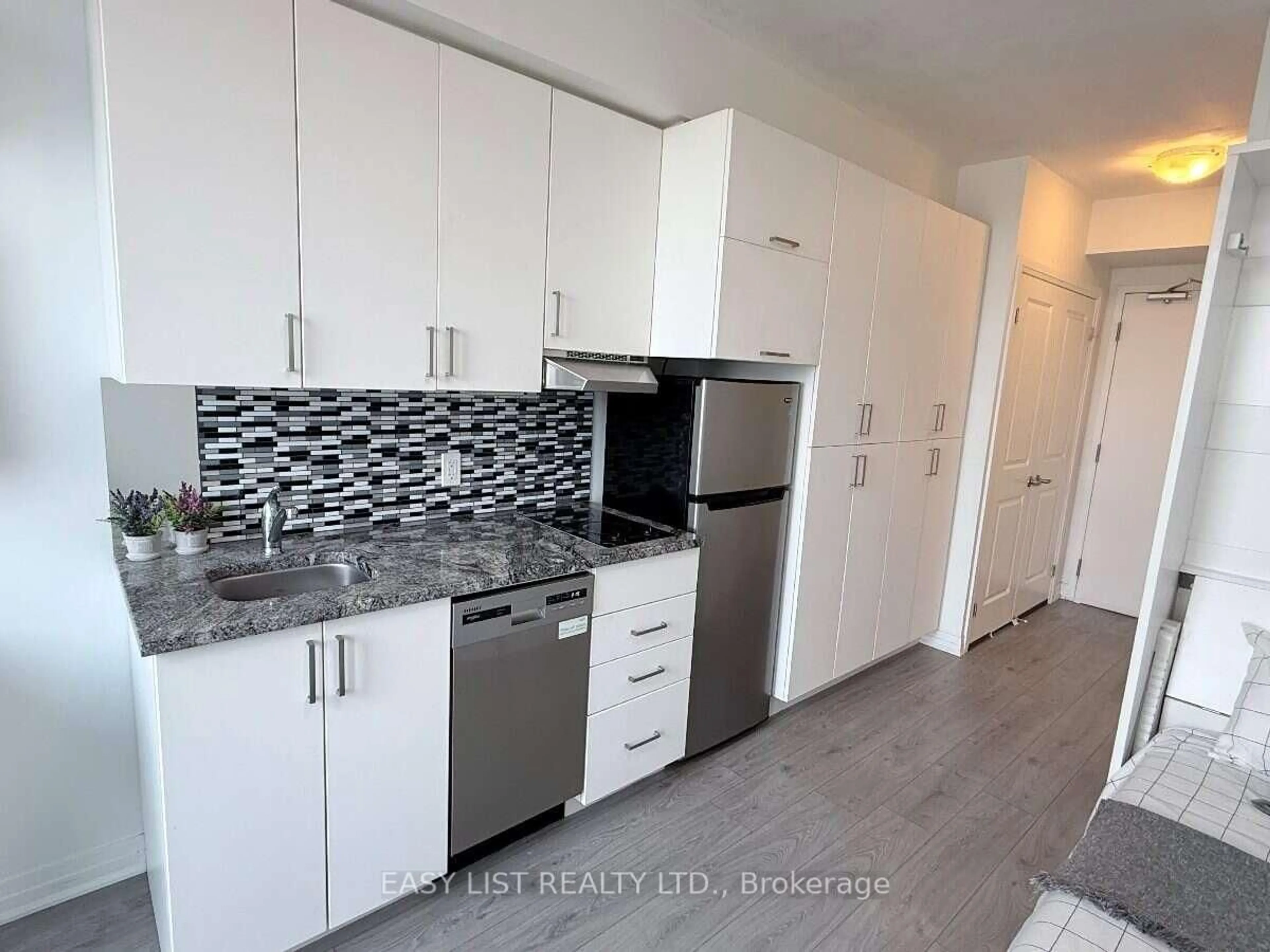 Standard kitchen, unknown for 1900 Simcoe St #542, Oshawa Ontario L1G 4Y3