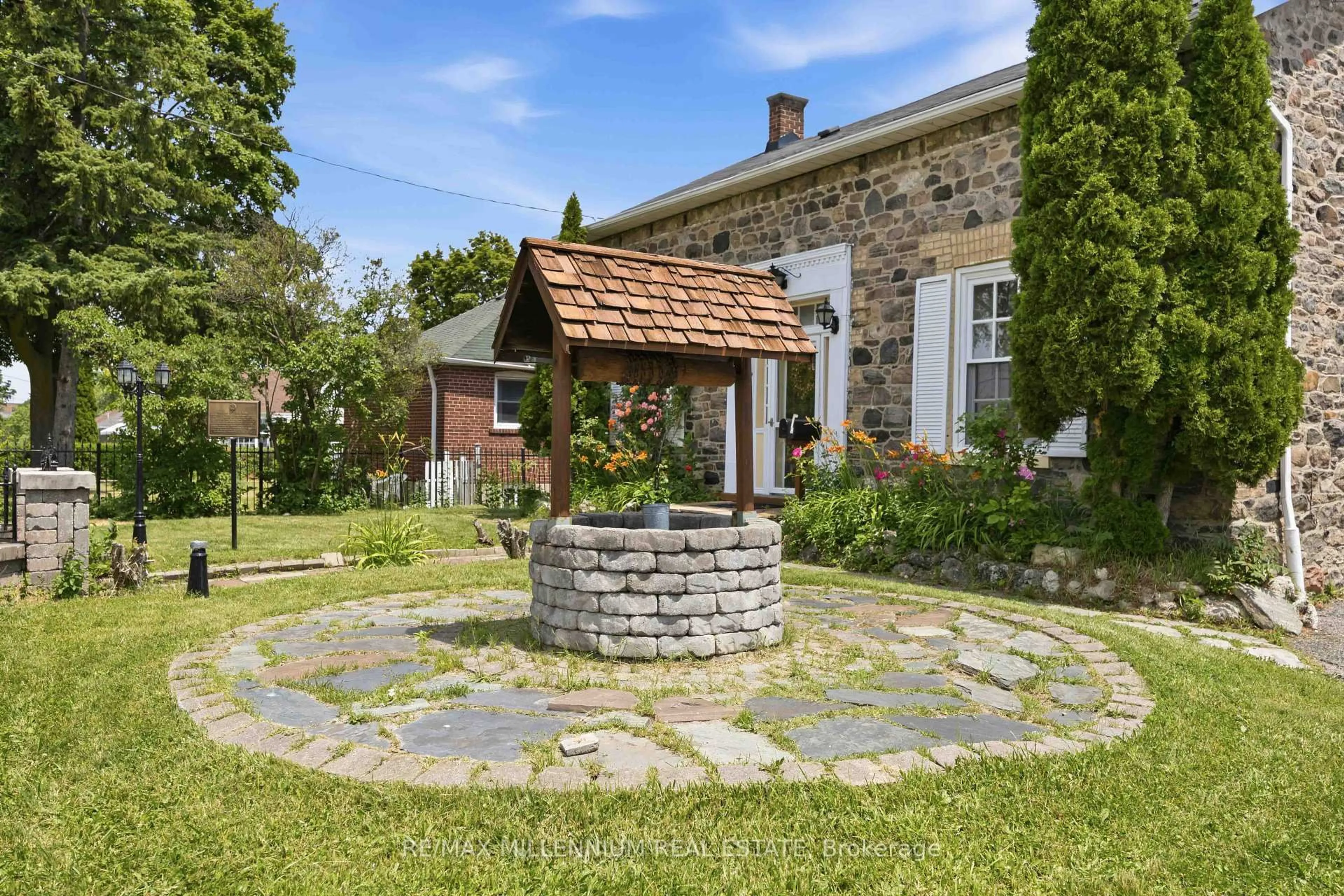 Patio, street for 1355 Victoria Park Ave, Toronto Ontario M4B 2L5