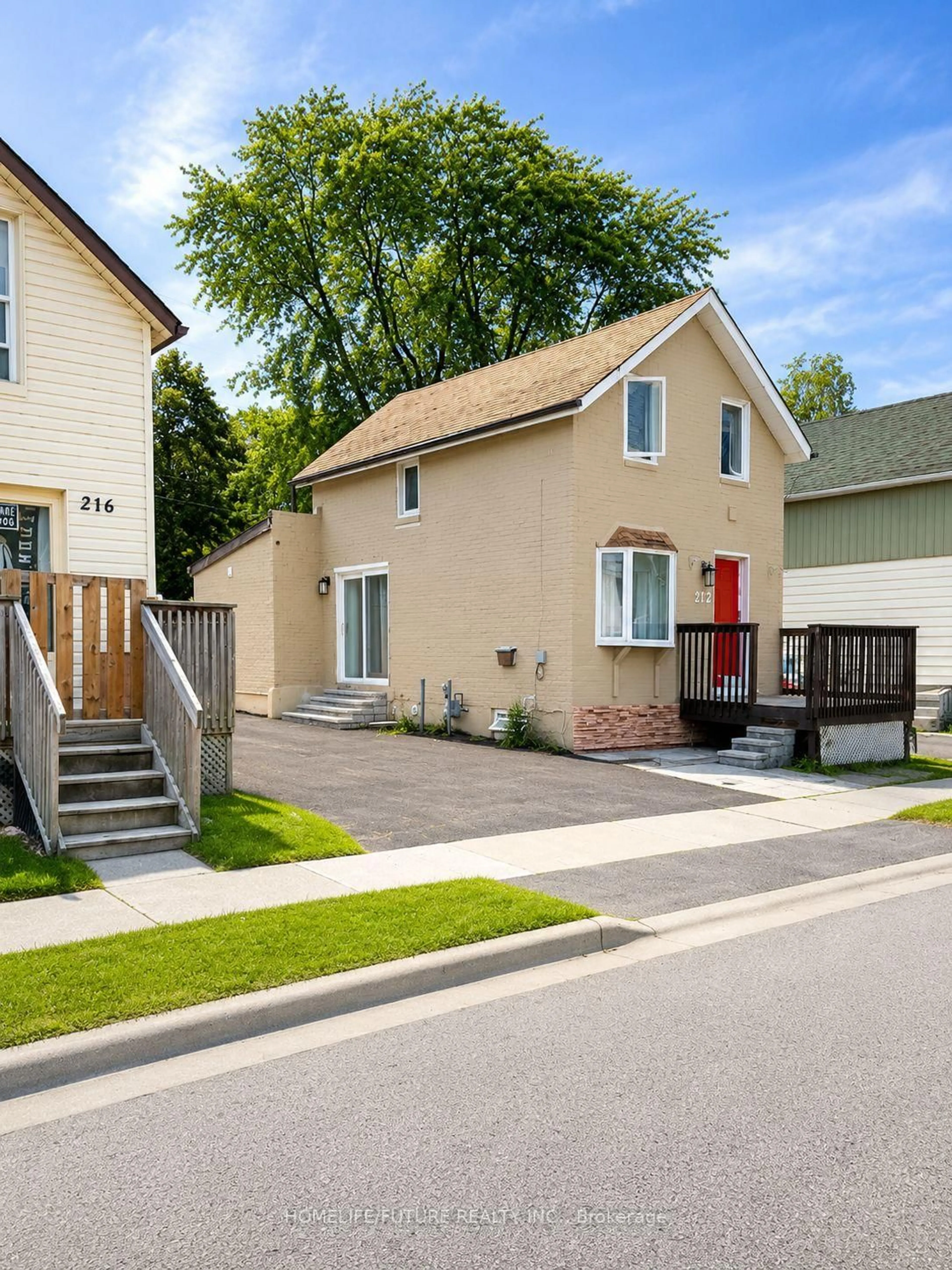 Home with brick exterior material, street for 212 Court St, Oshawa Ontario L1H 4W7
