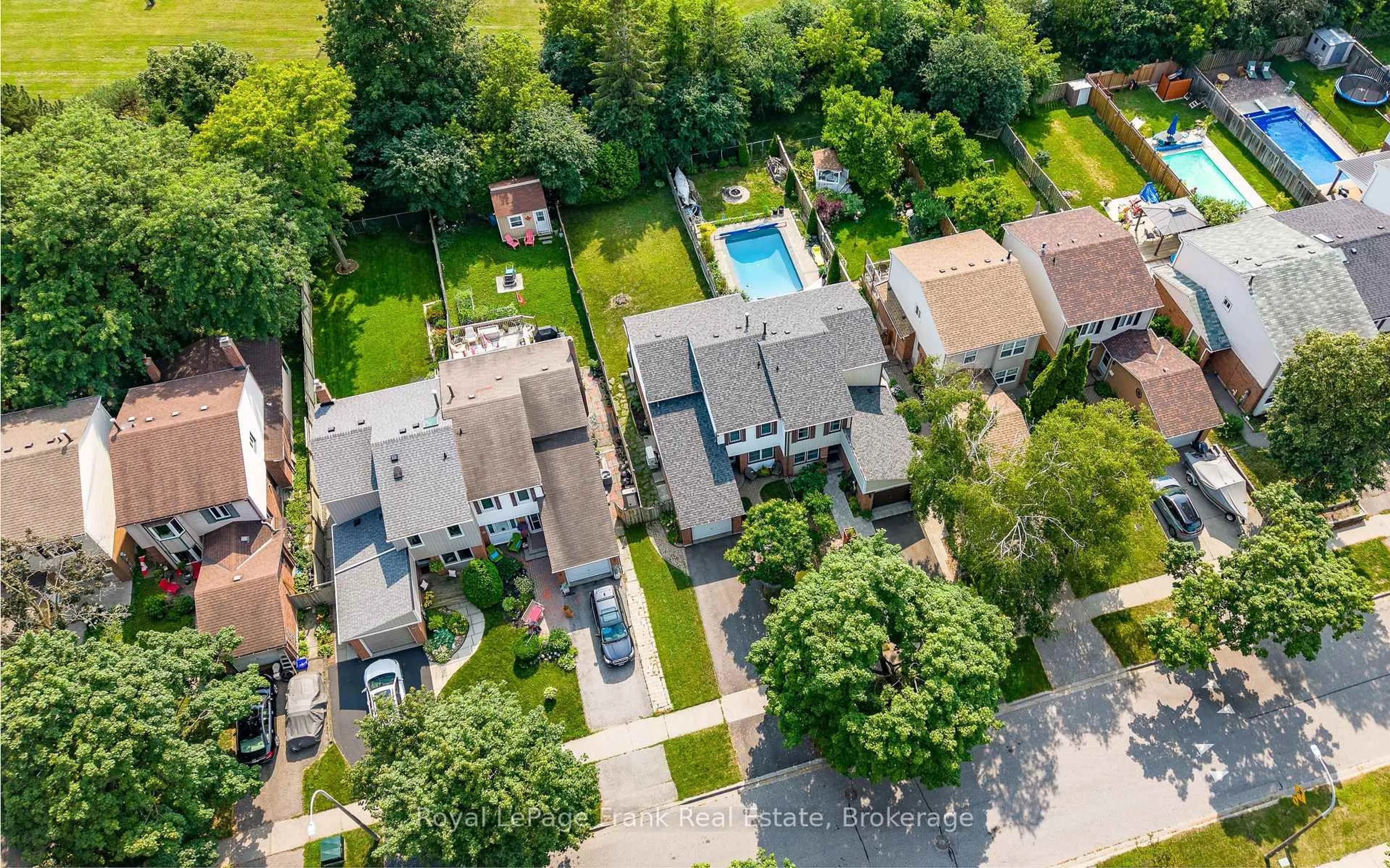A pic from outside/outdoor area/front of a property/back of a property/a pic from drone, street for 560 Reynolds St, Whitby Ontario L1N 6H5