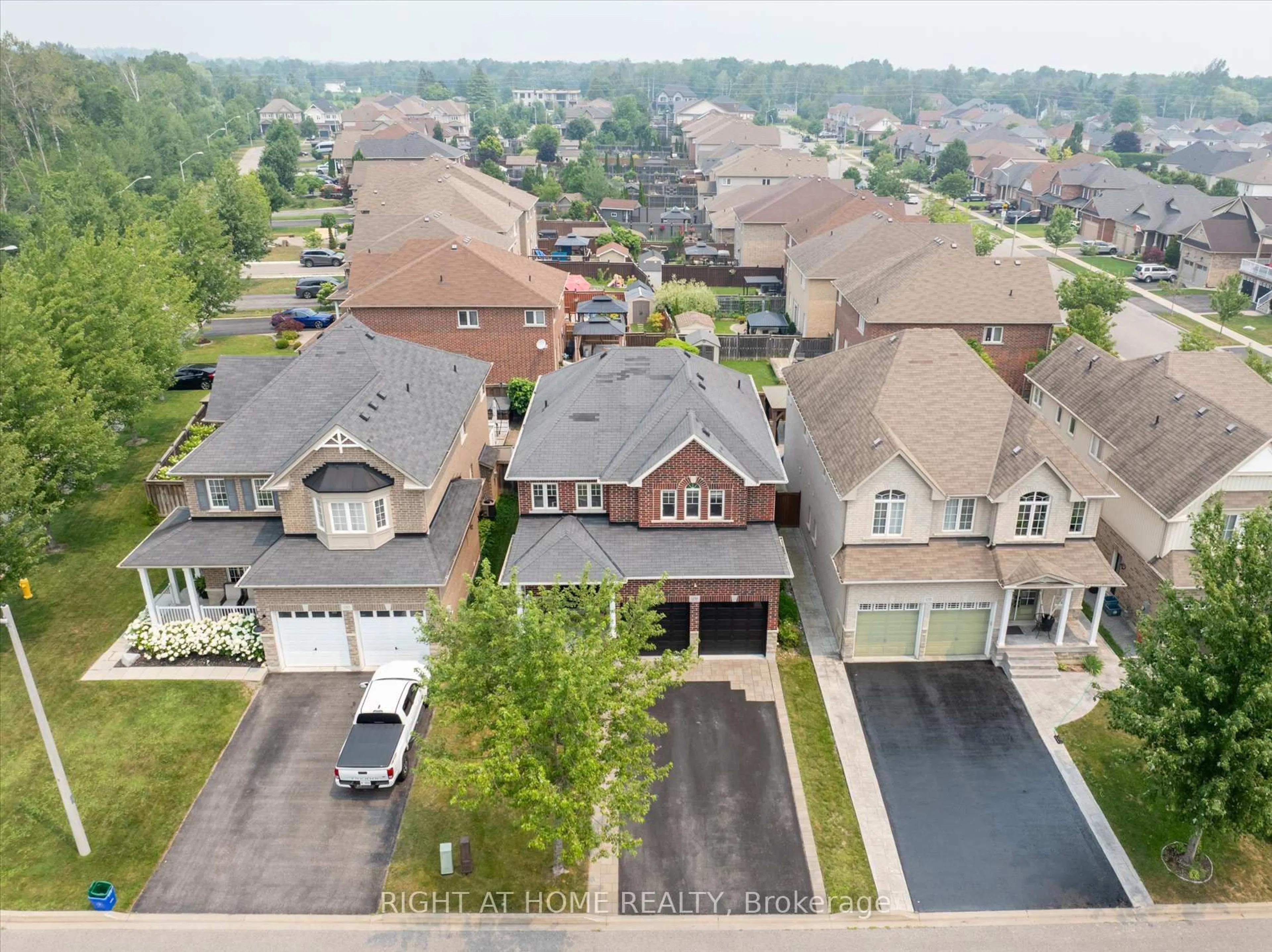 A pic from outside/outdoor area/front of a property/back of a property/a pic from drone, street for 1259 Aldsworth Cres, Oshawa Ontario L1K 0S5