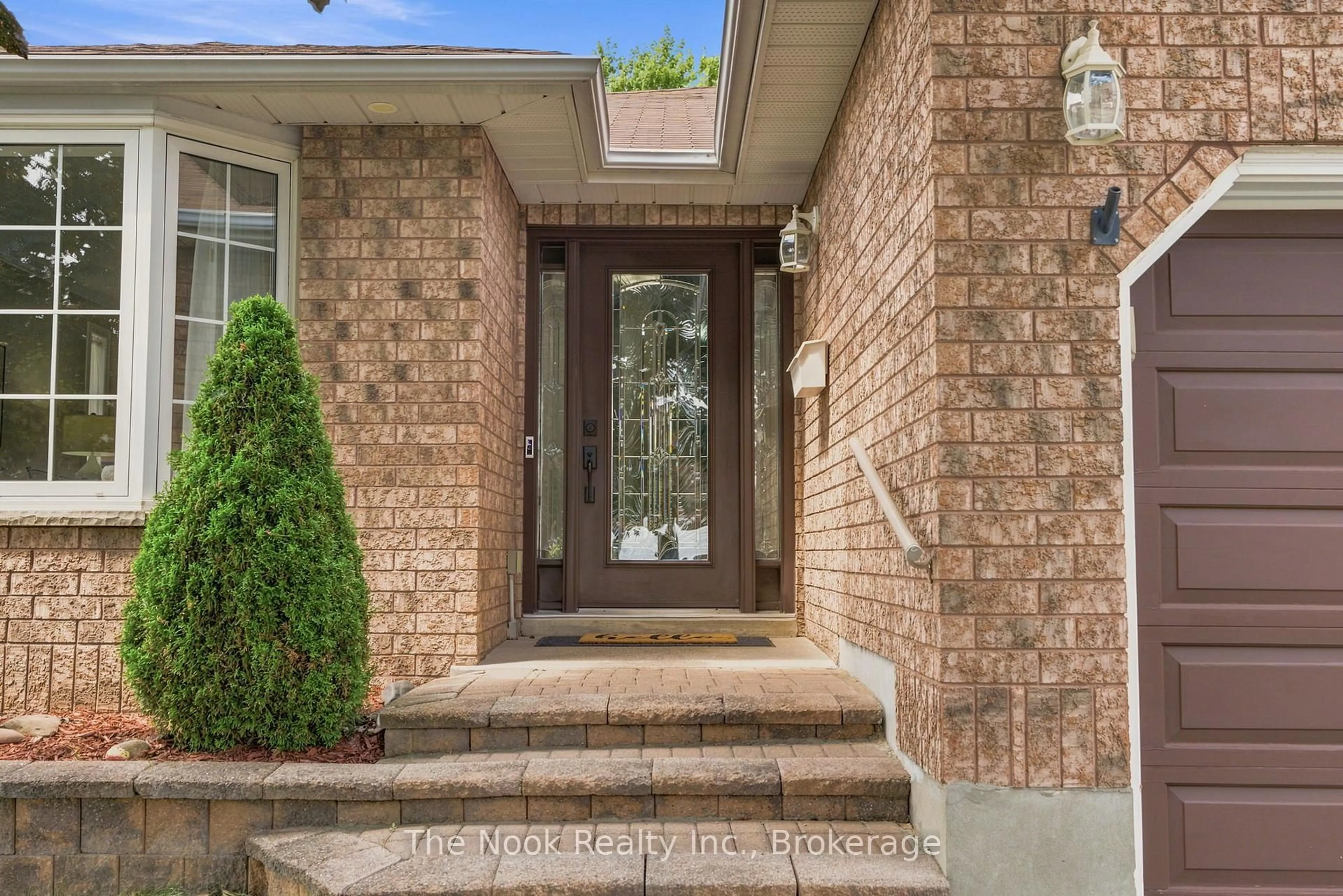 Indoor entryway for 733 Sundance Circ, Oshawa Ontario L1J 8N9