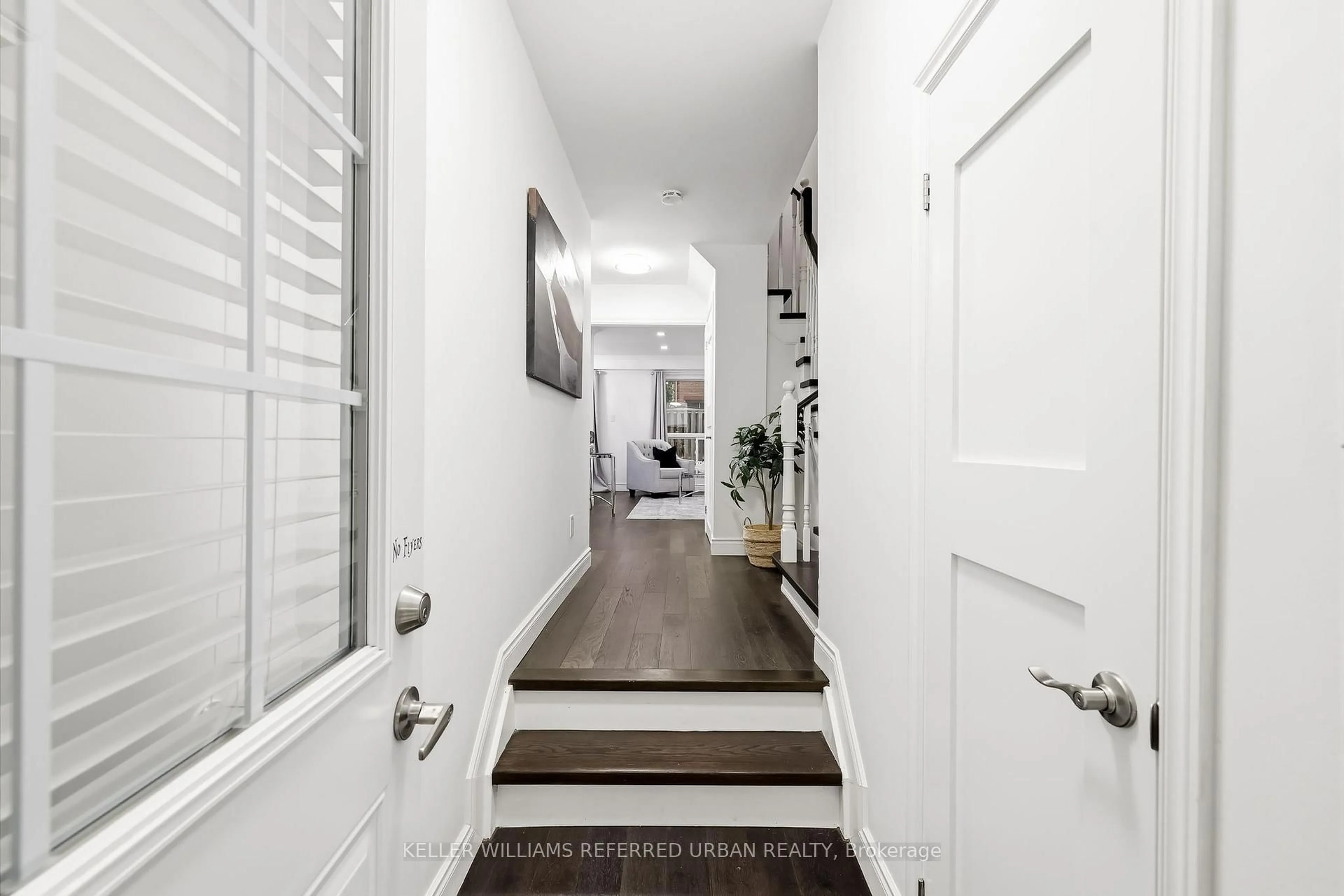 Indoor entryway for 10 Bassett Blvd #25, Whitby Ontario L1N 9C3