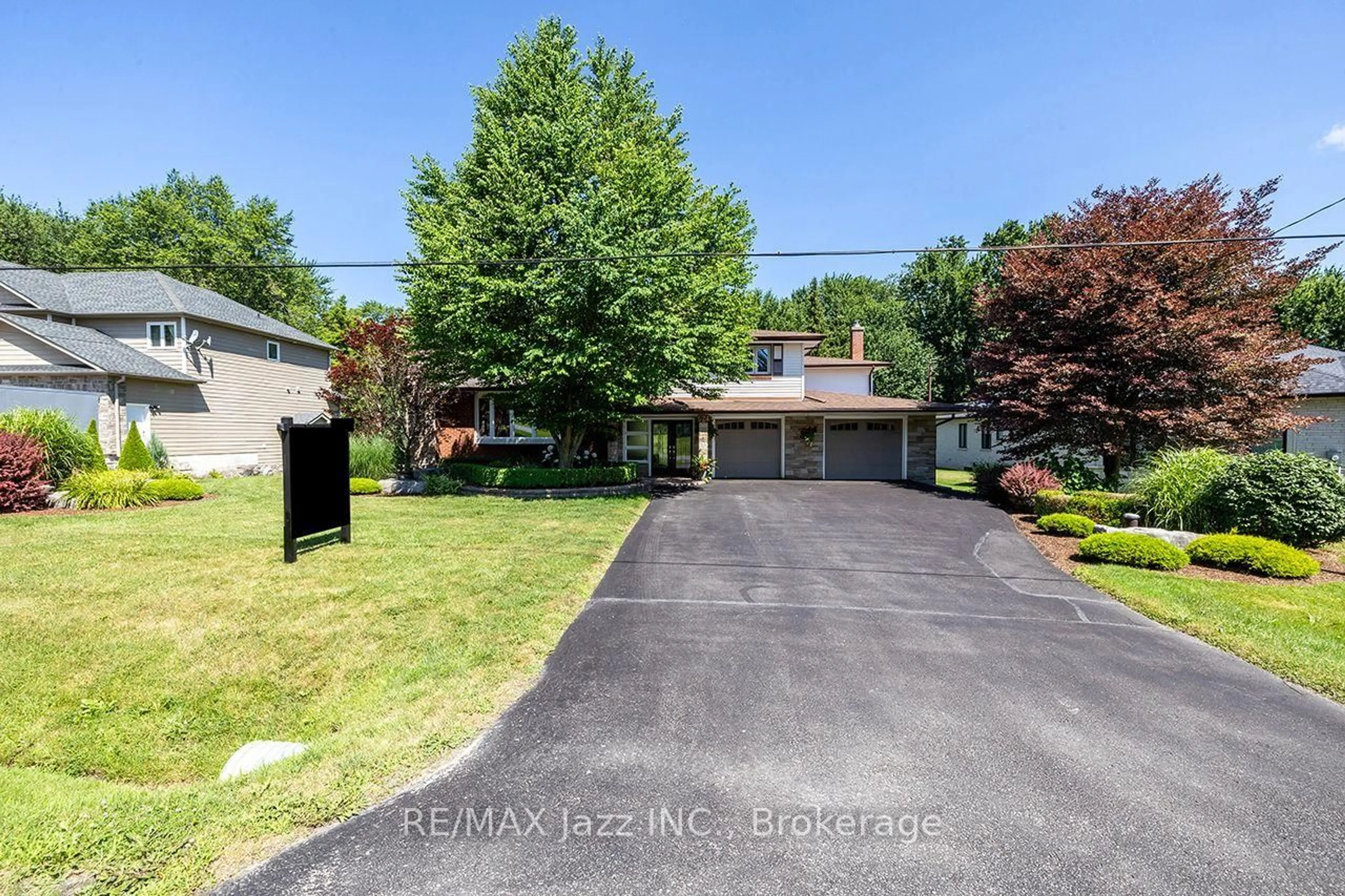 A pic from outside/outdoor area/front of a property/back of a property/a pic from drone, unknown for 624 Roselawn Ave, Oshawa Ontario L1L 1B2
