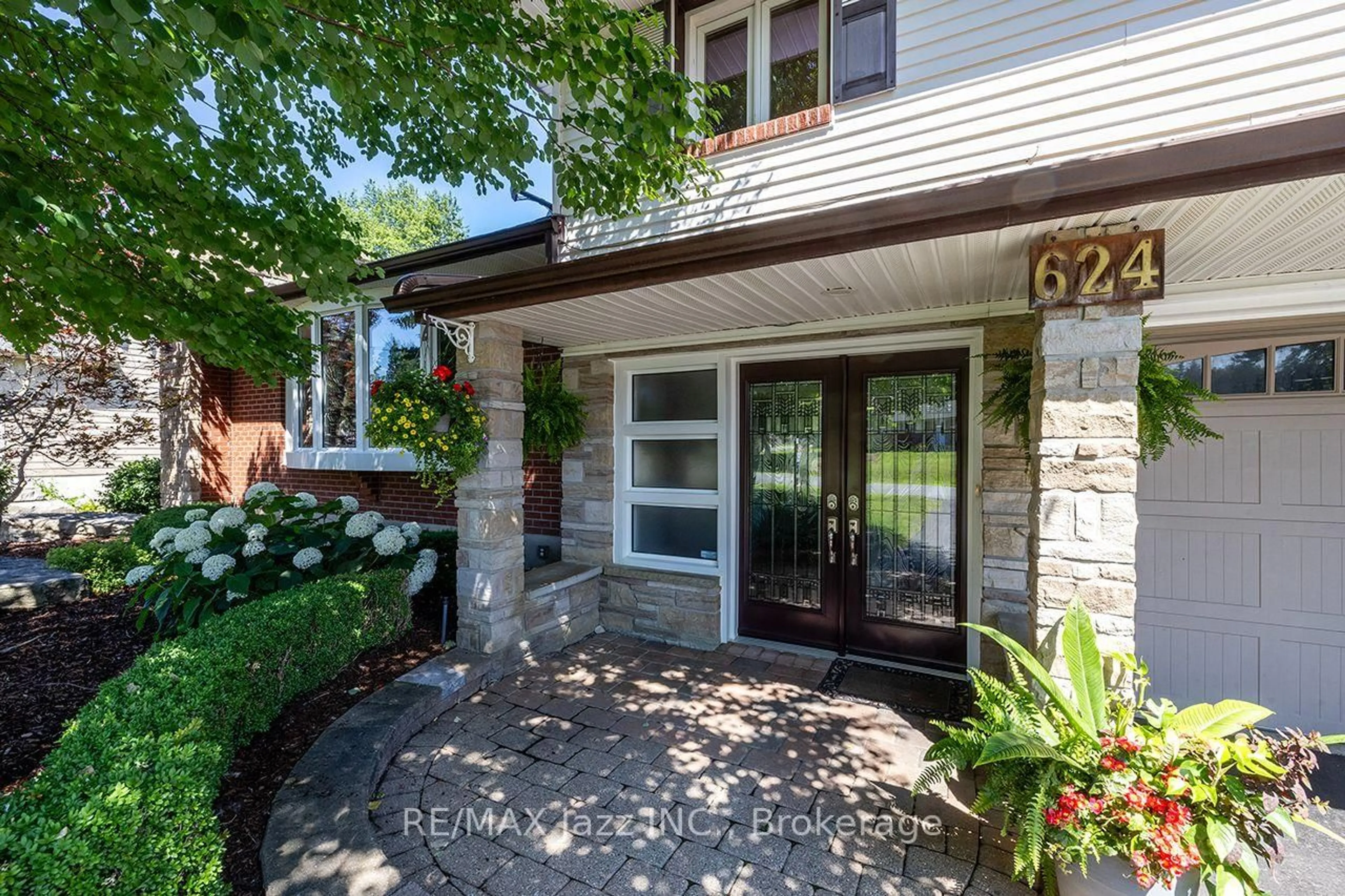 Indoor entryway for 624 Roselawn Ave, Oshawa Ontario L1L 1B2