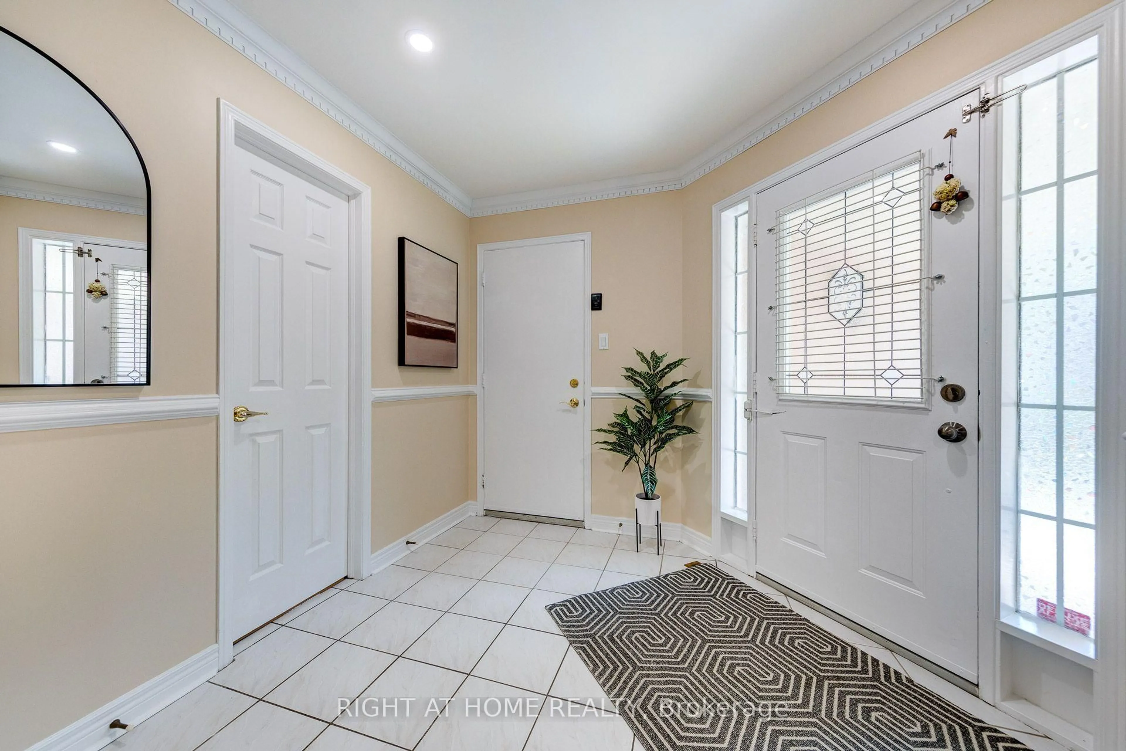 Indoor entryway for 1552 Otonabee Dr, Pickering Ontario L1V 6T6