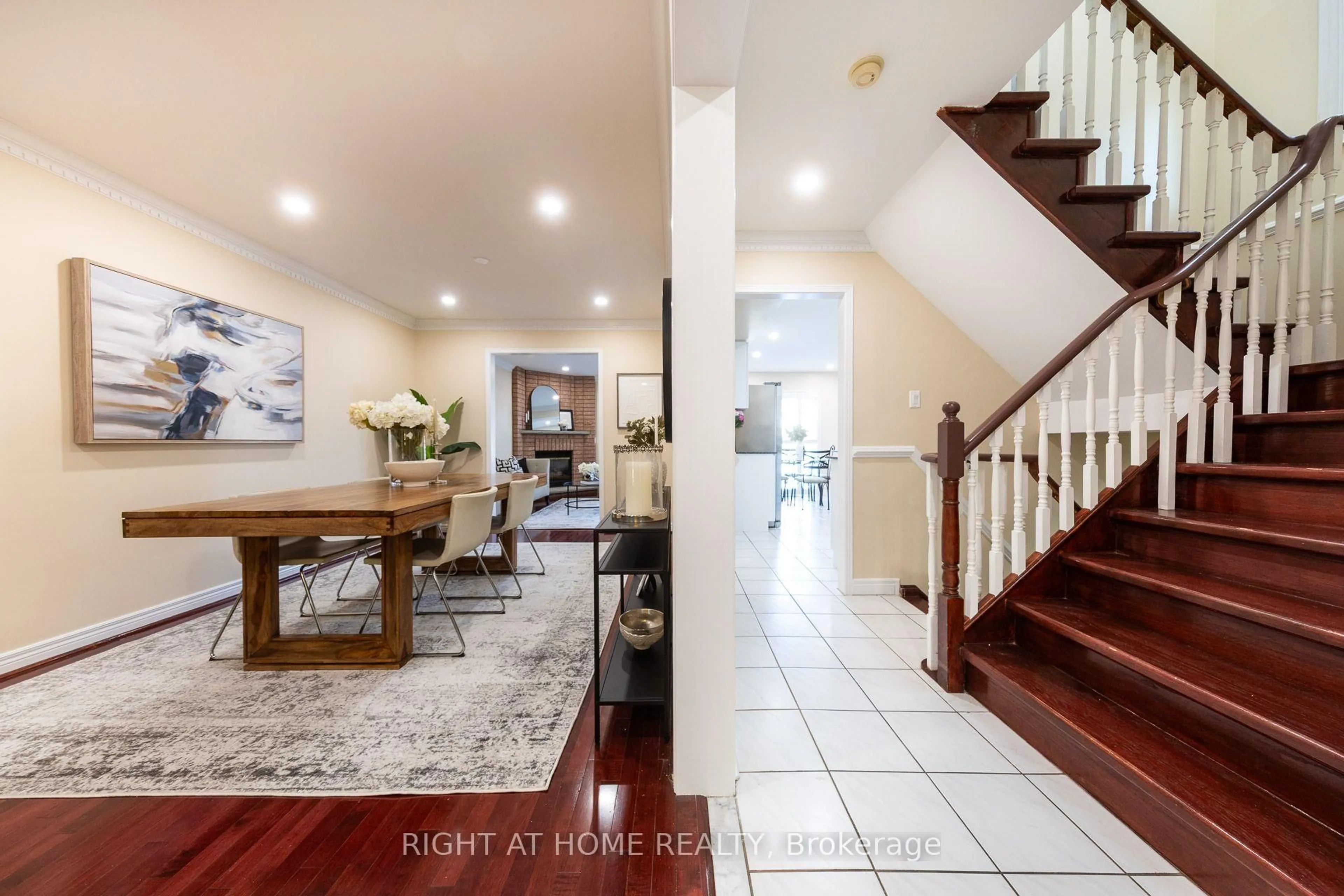 Indoor entryway for 1552 Otonabee Dr, Pickering Ontario L1V 6T6