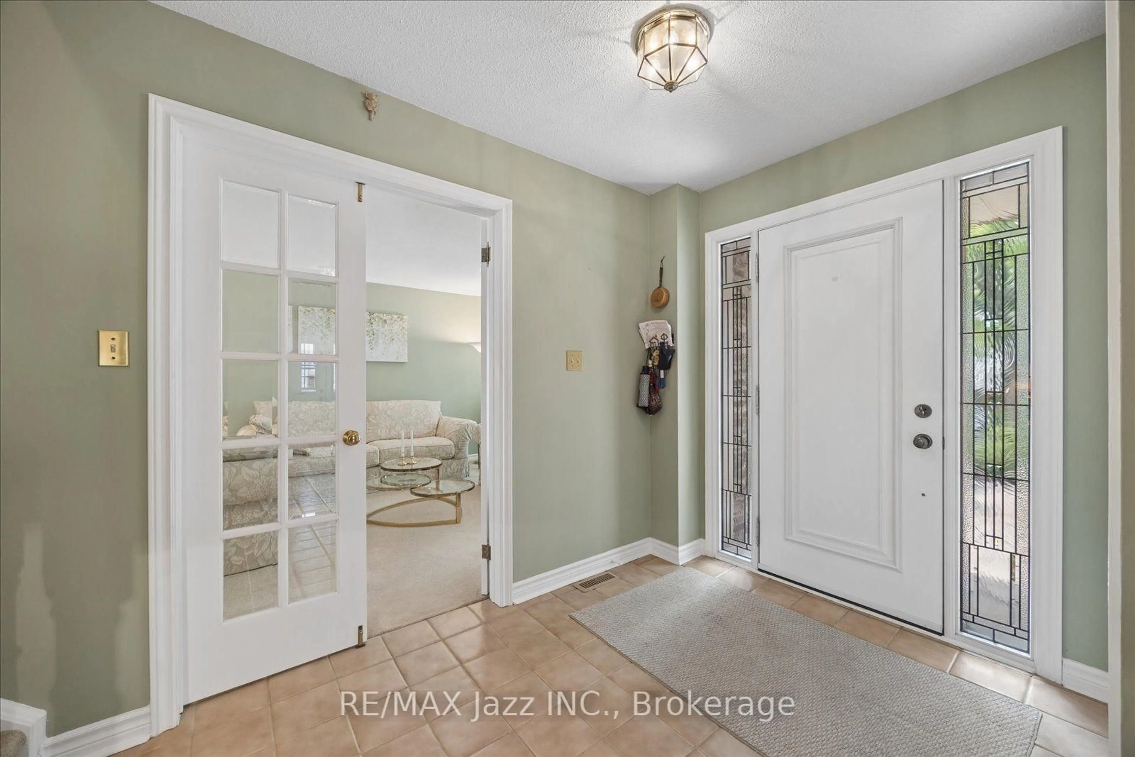 Indoor entryway for 38 Trinity Cres, Whitby Ontario L1N 6L2