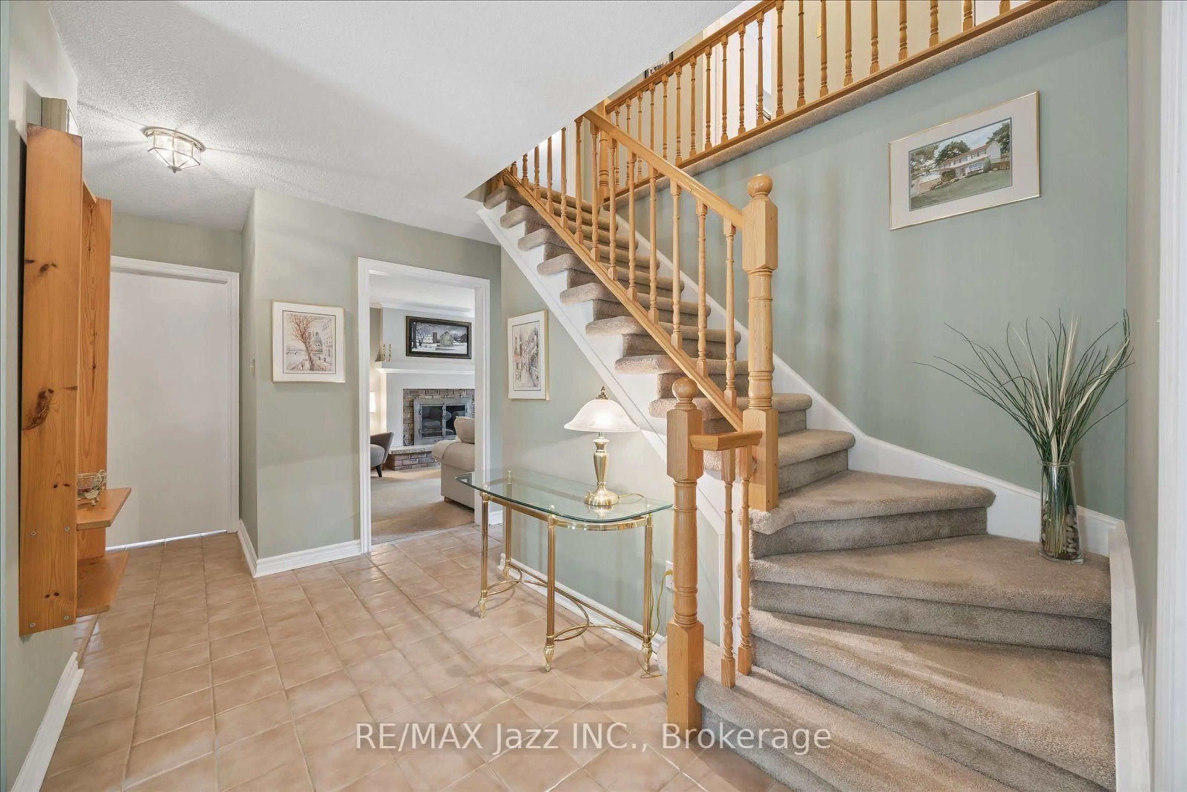 Indoor entryway for 38 Trinity Cres, Whitby Ontario L1N 6L2