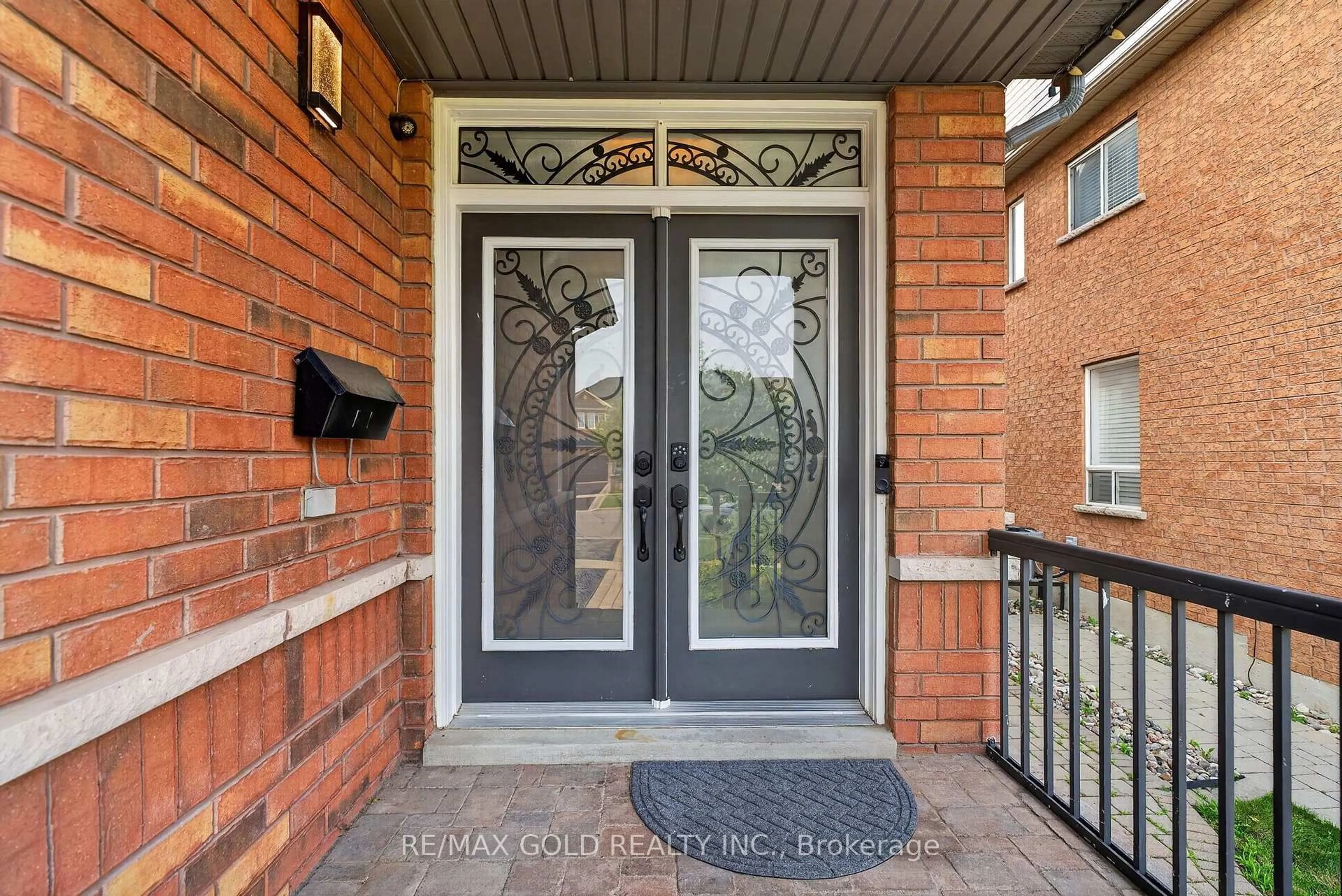 Indoor entryway for 94 Twin Streams Rd, Whitby Ontario L1P 0A4