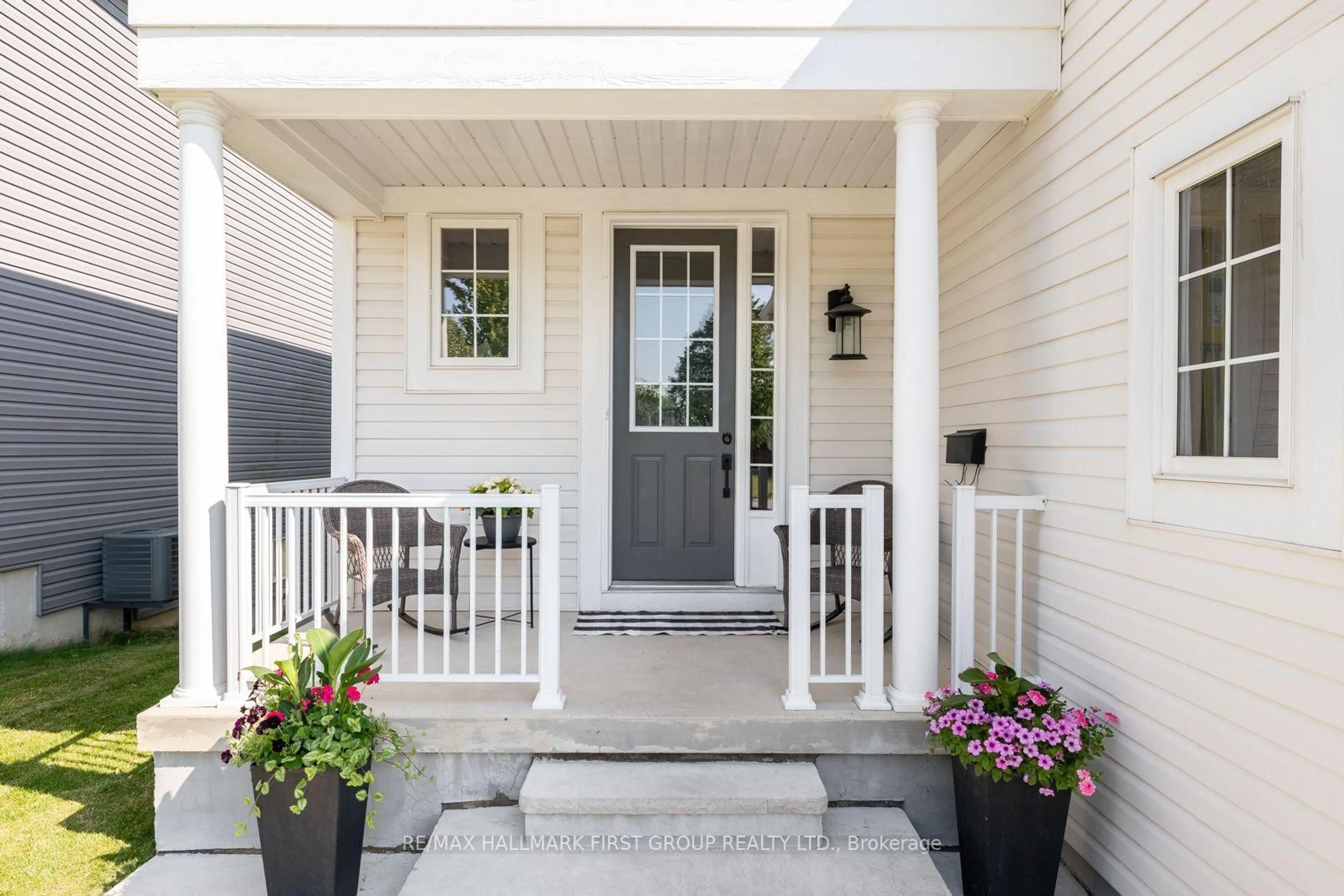 Indoor entryway for 44 Milligan St, Clarington Ontario L1B 1R6