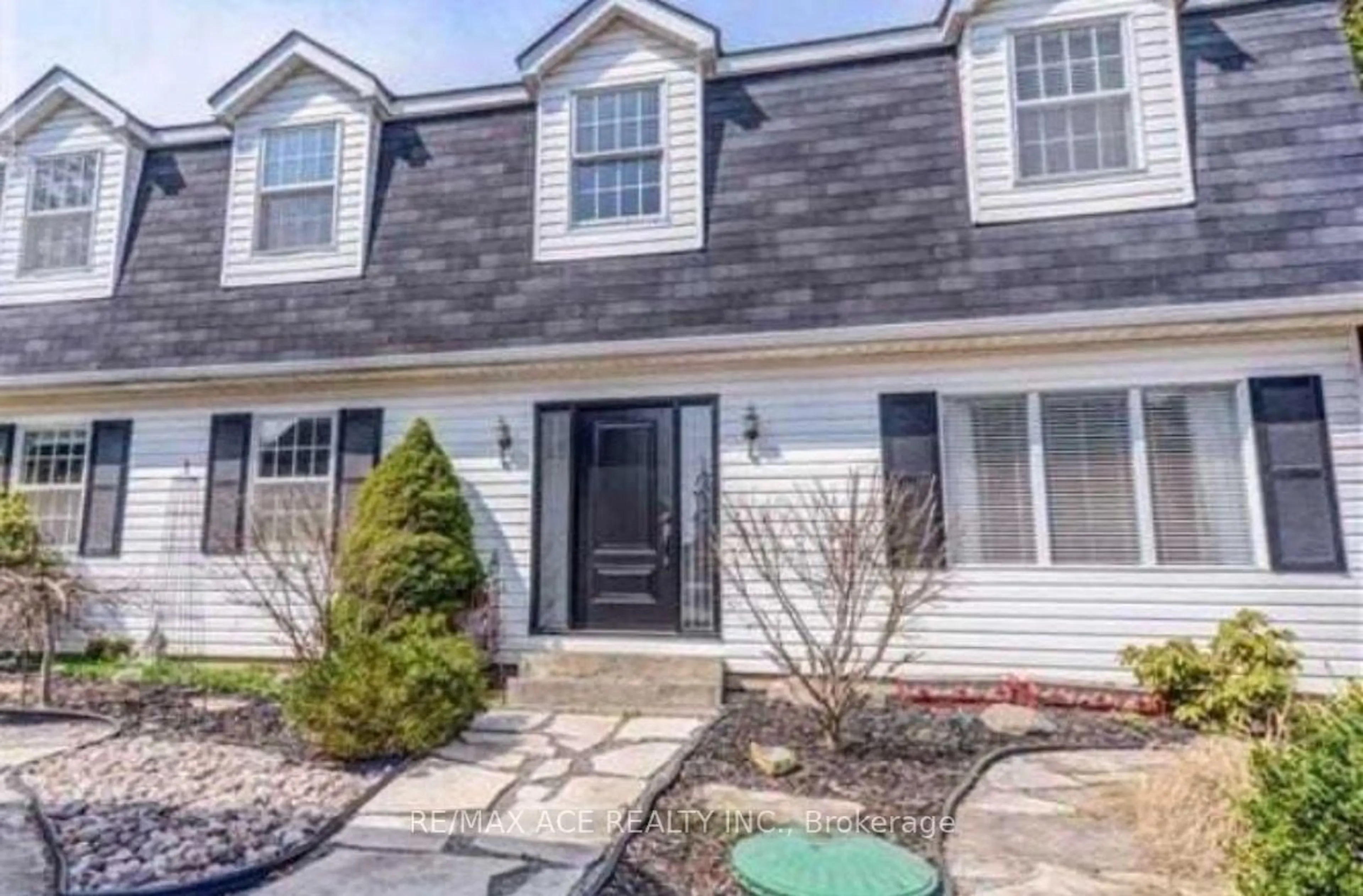 Home with vinyl exterior material, street for 1470 Finch Ave, Pickering Ontario L1V 1J9