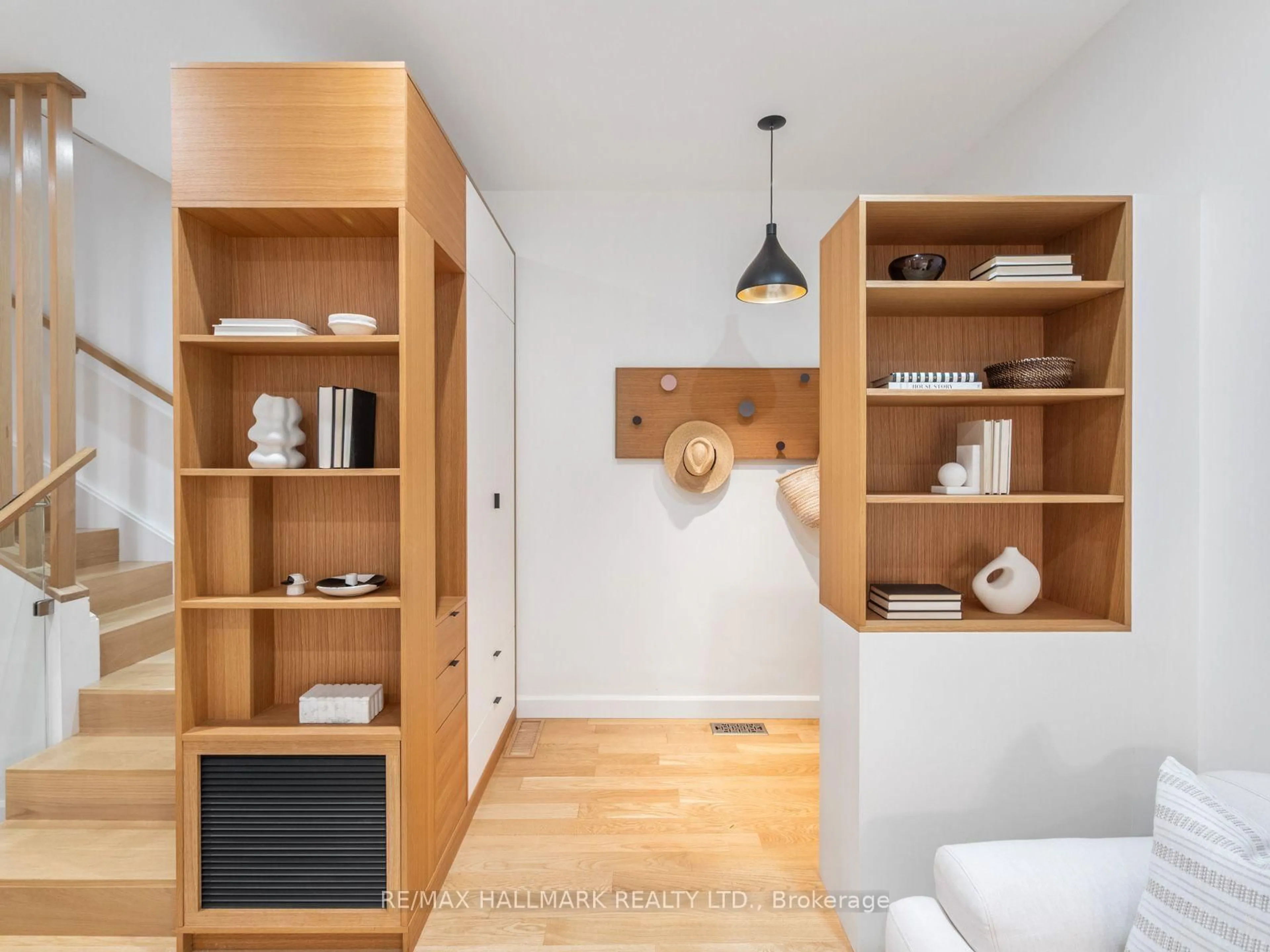 Indoor entryway for 80 Winnifred Ave, Toronto Ontario M4M 2X3